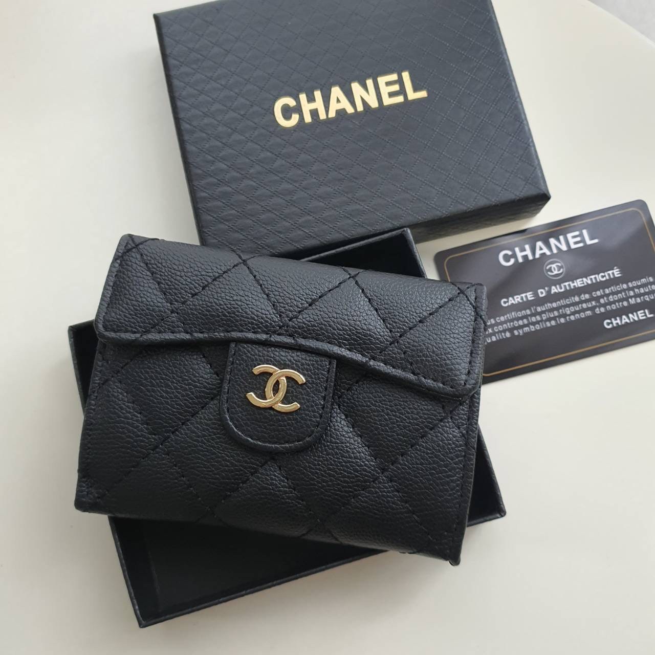 CHANEL SMALL WALLET พร้อมส่งรุ่นใหม่ ♡♡ กับ กระเป๋าสตางค์แบบพับใบสั้น งานพรีเมี่ยมกิ้ฟท์จากเค้าเตอร์ต่างประเทศ หนังสัมผัสลายด้าน จากแบรนด์ CHANEL (GWP) ด้านหน้ามีโลโก้แบรนด์ CC **อะไหล่สีทองหรู เปิดปิดด้วยกระดุมแม่เหล็ก ด้านในแบ่งช่องได้ถึง 