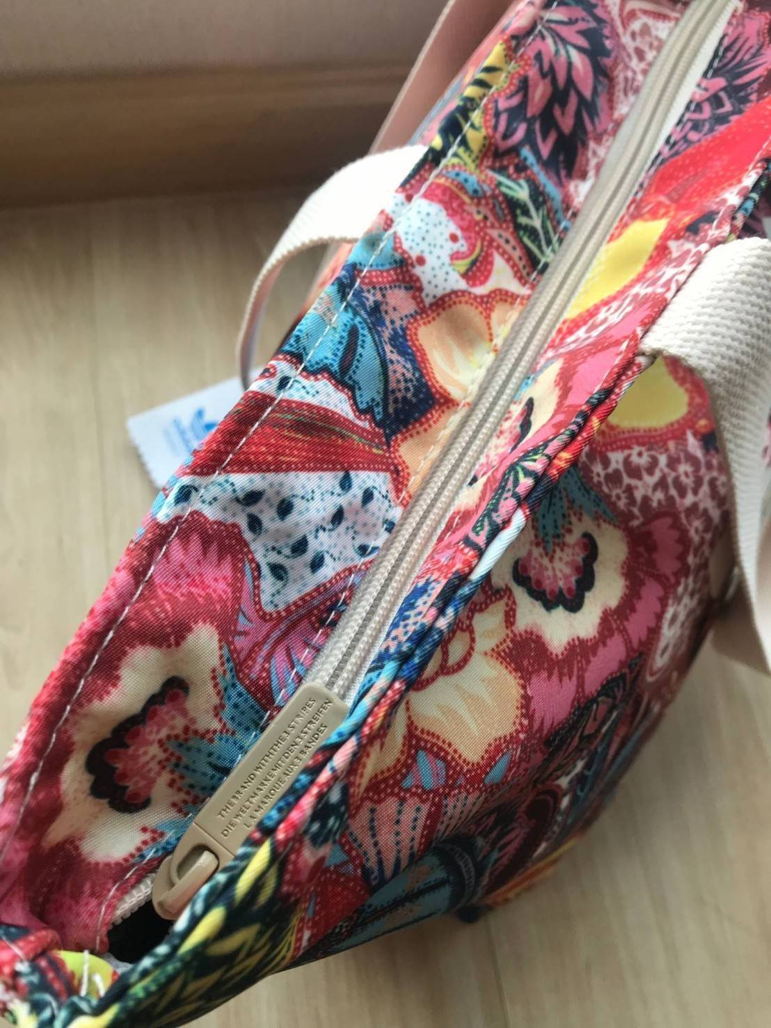 Adidas Original Large Tote Bag กระเป๋าสะพายทรง Tote หรือทรง shopping ใบใหญ่จาก Adidas Factory Outlet วัสดุ Nylon & Polyester 100% เนื้อนิ่มคุณภาพดี น้ำหนักเบาใบใหญ่จุได้เยอะ เปิดปิดด้วยซิปเดียวด้านบน หัวซิปปั้มโลโก้ ภายในมีช่องซิป แยกเก็บของสำคัญ และช่องใ