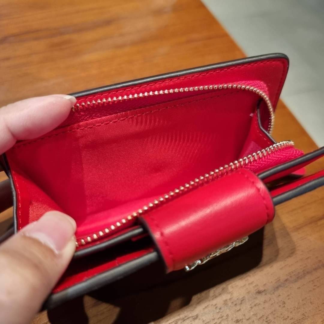 COACH C0082 MEDIUM CORNER ZIP WALLET IN SIGNATURE CANVAS ดีไซน์ใหม่ล่าสุด!! กระเป๋าสตางค์ใบกลาง 👛 ขนาดกำลังเหมาะมือ วัสดุหนังแคนวาสเคลือบลาย ดูแลรักษาง่าย มีช่องใส่บัตรและธนบัตรครบ และช่องซิปแยกไว้ใส่เหรียญ ครบเซ็ทแบบนี้เหมาะส่งต่อเป็นของขวัญที่สุ