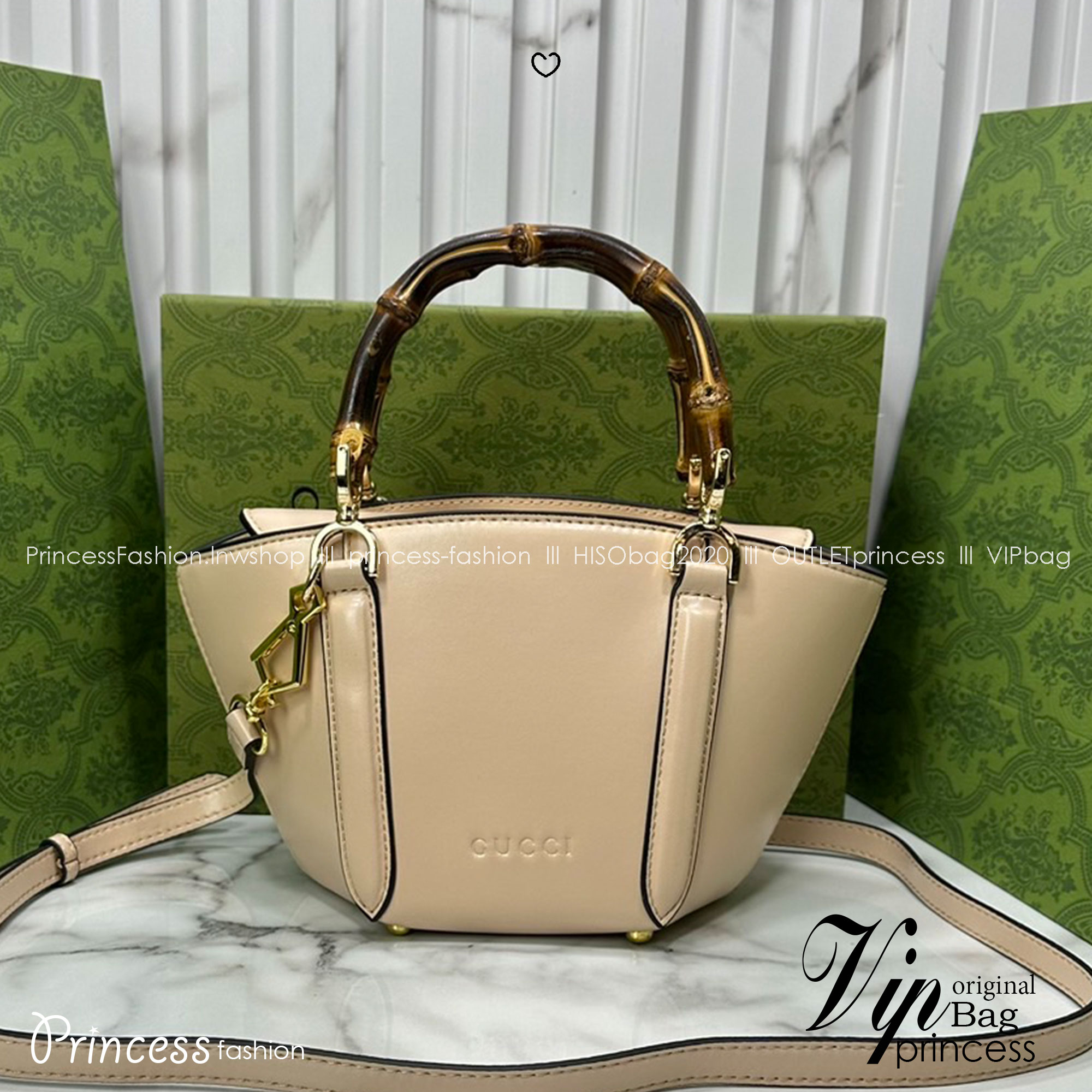 GUCCI Mini bamboo top handle tote bag กระเป๋าสะพายทรงตะกร้า หูจับลายไม้ไผ่ตัดสีได้อย่างลงตัว ถือแล้วดูขับผิวสวยงาม งานหนังแท้หนังเงาดูแพง ให้ความรู้สึกถึงงานฝีมือที่โดดเด่น ด้วยฐานทรงหกเหลี่ยม พร้อมส่งที่นี่ก่อนใคร รีบจับจองเลยน้า