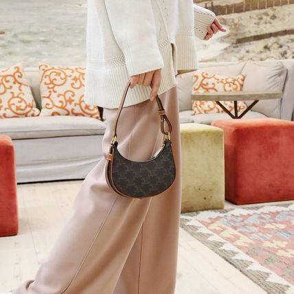 CELINE MINI AVA IN TRIOMPHE CANVAS AND CALFSKIN สวยเกินต้านกับน้องมินิ รุ่นสุดปัง ที่ใครเห็นก็ต้องว้าว กับกระเป๋าสะพายไหล่ ไซส์มินิ น้องน่ารักม้ากกก!! ไม่ไหว!! รูปทรงที่ไม่เหมือนใคร ใช้งานง่าย วัสดุหนังแคนวาสตัดสลับหนังแท้ สวยลงตัว รูดเปิด-ปิดด้วยซิป สายส