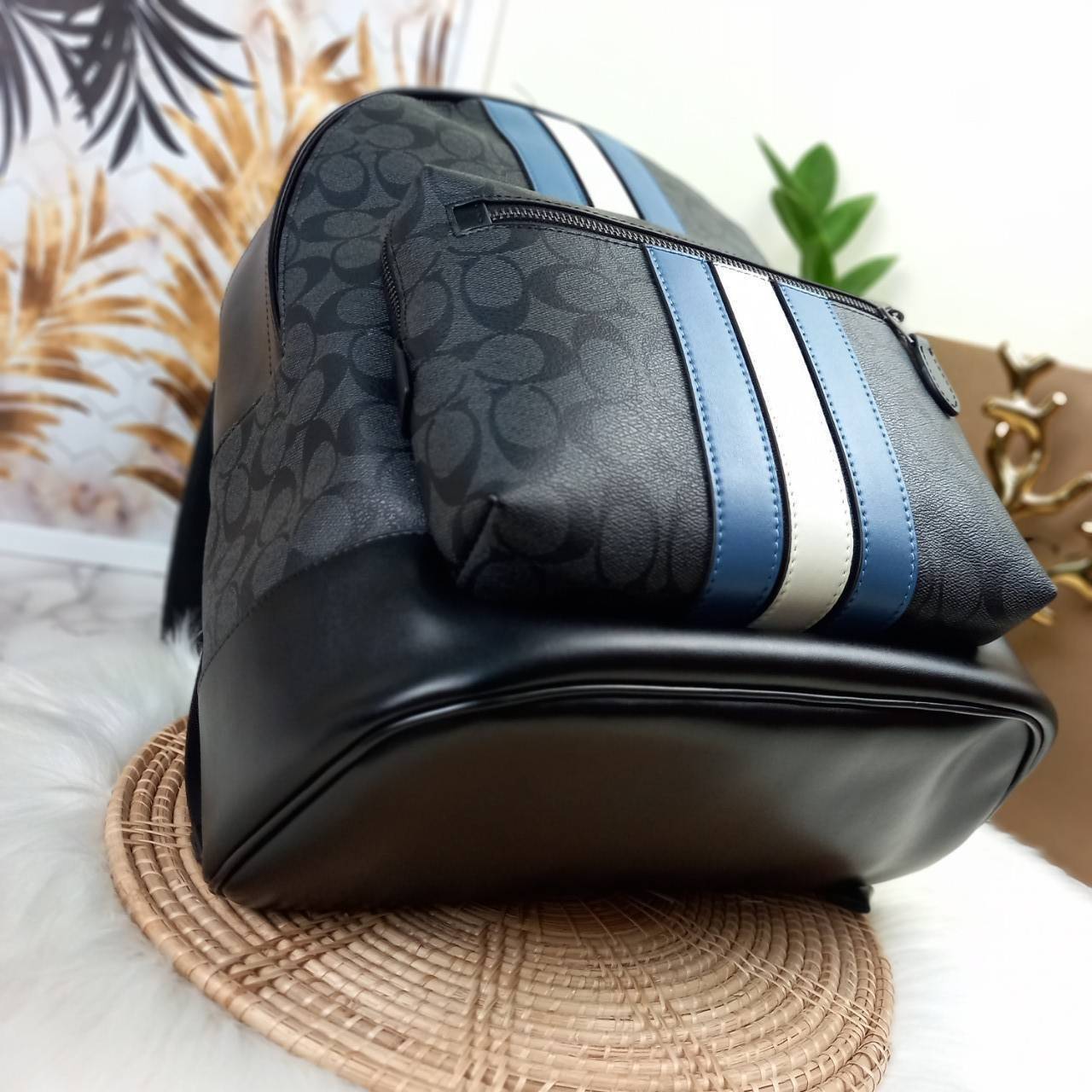 COACH WEST BACKPACK IN SIGNATURE CANVAS WITH VARSITY STRIPE (COACH 3001)😎กระเป๋าเป้ กระเป๋าสะพาย รุ่นหายาก ที่มีมาไม่บ่อย// วัสดุแคนวาส ผสมหนังแท้ หนังนิ่ม ทรงสวย จุของได้เยอะ ลาย SIGNATURE โดดเด่น ดูดีม๊าก!!// มีช่องหลัก แยกเป็น 2 ช่อง สามารถแยกเ