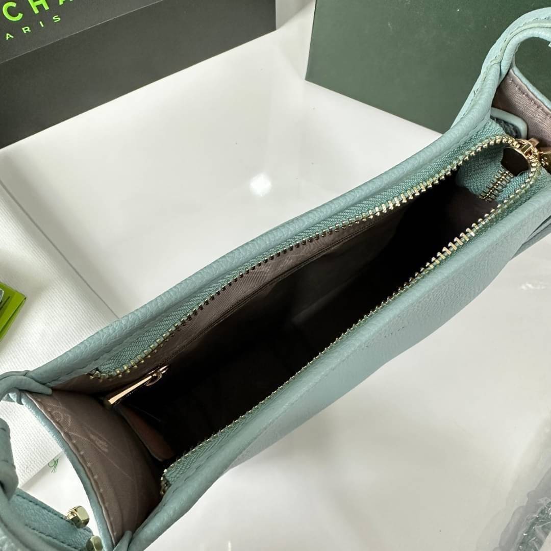 LONGCHAMP LE FOULONNÉ CROSSBODY BAG กระเป๋าสะพายที่เรียบง่ายและดูดี การออกแบบที่คล่องตัวของรุ่นนี้เหมาะอย่างยิ่งสำหรับผู้หญิงที่มีบุคลิกที่ต้องการกระเป๋าสไตล์แบบเรียบง่าย