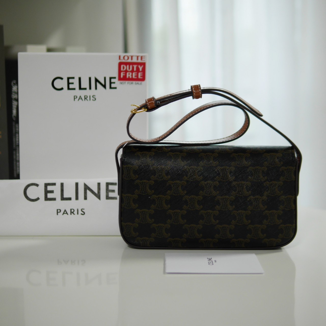 พร้อมส่งที่ไทยแล้วกับ CELINE TRIOMPHE SHOULDER BAG หนังทั้งใบลายสวยหรู ด้านในเปิดด้วยด้วยที่บีบโลโก้อะไหล่ทอง จุของได้กำลังดี ใส่โทรศัพท์ กระเป๋าสตางค์ใบสั้น ของจุกจิกได้ เหมาะกับสาวๆในวัน