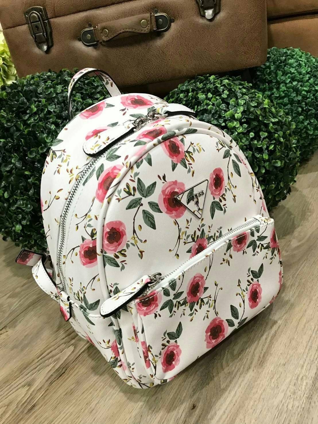 GUESS WOMAN'S FACTORY BACKPACK กระเป๋าเป้รุ่นใหม่ล่าสุดขนาดกำลังดีวัสดุหนังแกะสังเคราะห์พิมพ์ลายดอกไม้สวยน่ารัก น้ำหนักเบา มีหูหิ้วเเละสายสะพายหลังเลื่อนปรับได้ ด้านหน้ามีโลโก้และช่องซิป เปิดปิดด้วยซิปสะดวกใช้ ภายในกว้างและจุ ใส่ ipad กระเป๋าสตางค์ใบ