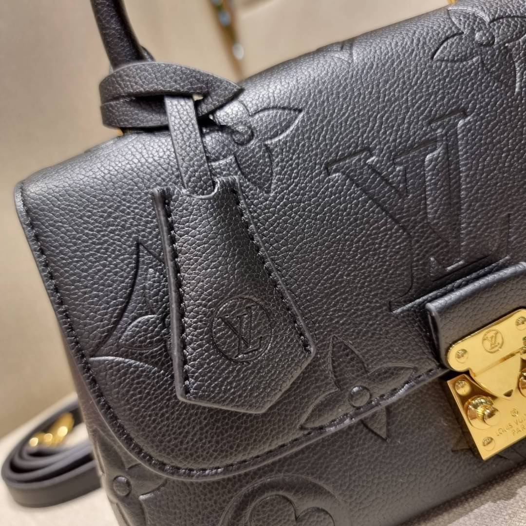 VIP 🥂 LV MADELEINE BAG ใหม่ล่าสุด อีกหนึ่งรุ่นคลาสสิคหายาก ที่สาวๆรอคอย กระเป๋าถือ/สะพายข้าง ดีไซน์เรียบง่าย แต่เต็มไปด้วยดีเทลความหรู วัสดุหนังวัวปั๊มลายเอกลักษณ์ เปิด‐ปิดด้วยอะไหล่กดล็อคสีทองหรู และมีพวงหนังห้อยพิเศษแถมมาให้ด้วย ภายในแบ่งสัดส่วน