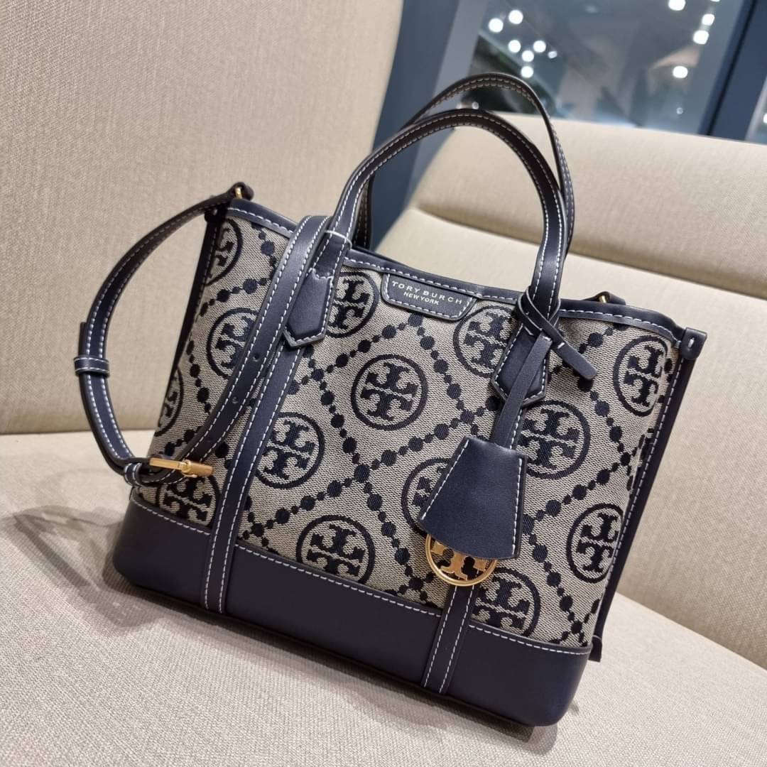 TORY BURCH PERRY MONOGRAM JACQUARD SMALL TRIPLE COMPARTMENT TOTE กระเป๋าโท้ท ไซส์เล็ก ลายโมโนแกรมสุดฮิต ปังไม่หยุดจริงๆ ขนาดกำลังสวย มาพร้อมหูจับในตัว และสายสะพายที่ปรับใช้ได้ไม่มีเบื่อ วัสดุผ้า jacquard ทักทอลาย ตัดขอบด้วยหนังแท้ ปากกระเป๋ามีกระดุมแม่เหล