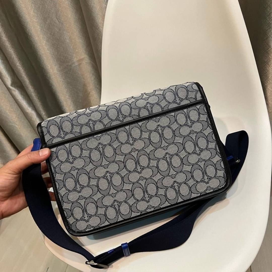 Coach C9158 League Messenger Bag Crossbody Sling Bag ใหม่ล่าสุด คอลที่หนุ่มๆก็ต้องใจละลายไม่แพ้สาวๆ กับกระเป๋าสะพายทรงแมสเซนเจอร์ ดีไซน์ทรงคลาสสิคใช้งานง่าย ดีเทลน้อยแต่มาก!! ดูดีดูแพงเกินเบอร์ไปเลย ภายในเป็นช่องโล่ง มีช่องแยก แบ่งสัดส่วนได้ดีมากๆ มาพร้อม