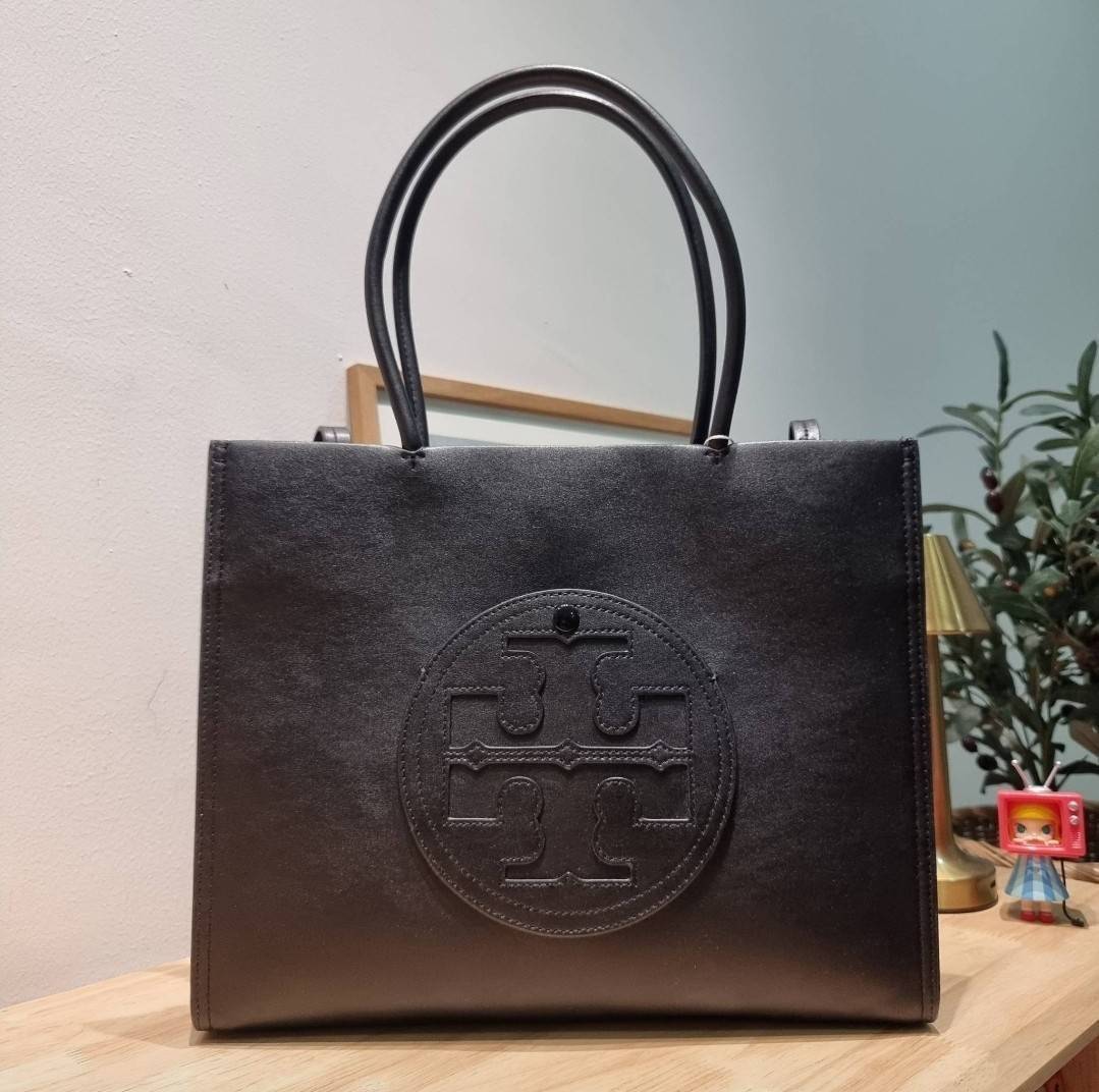 TORY BURCH ECO ELLA TOTE BAG / TORY TOTE BAG พร้อมส่ง 3 สี กระเป๋าสะพายทรงโท้ท ขนาดกำลังสวย จุของได้เต็มที่ รูปทรงคลาสสิคชวนใช้ โดดเด่นด้วย patch โลโก้ คอลเลคชั่นน้องใหม่ ส่งมาให้สาวๆได้ใจฟูอีกหนึ่งไอเท็ม
