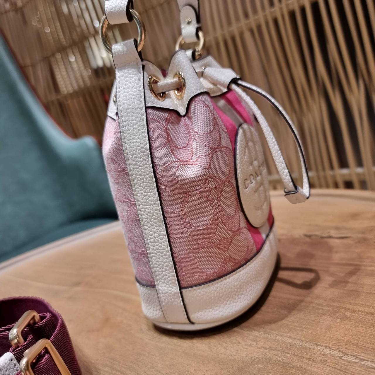 COACH C5121 DEMPSEY 15 DRAWSTRING MINI BUCKET BAG น้องคนสวยมาใหม่จ้า รุ่นใหม่กริ๊บ!! ยังไม่เข้าช็อปไทย ละมุนคุณหนูต้องมาแล้วแหละ กระเป๋าทรงถังไซส์มินิ ใช้งานง่ายด้วยการรูดหนังปิดรอบปากกระเป๋า ทุกอย่างลงตัวที่สุด!! มาพร้อมตัวห้อยรูปหัวใจสีทองกุ๊กกิ๊ก น่ารั