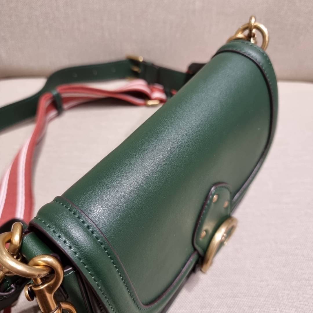 COACH C0749 BEAT SADDLE BAG The best item! ที่สาวๆรอคอย! ฮอตไฟลุก! สีหายาก ละมุนคุณหนู คอลเลคชั่นใหม่ ดีไซน์หรูหรา พิเศษมากๆมาพร้อมสายสะพาย 2 เส้น ใช้คู่กันหรือแยกสะพายก็สวยครบสูตร กระเป๋าสะพายทรง saddle คลาสสิค วัสดุหนัง glove-tanned ทนทาน เปิด-ปิดด้วยกร