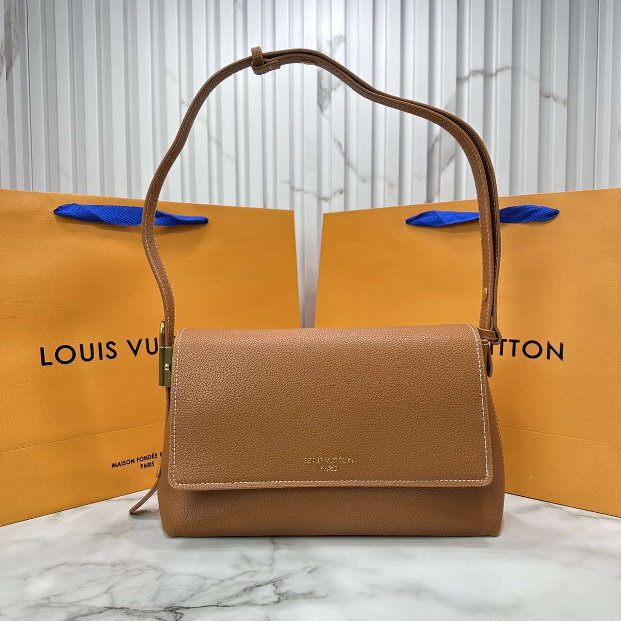 ORI หนังแท้ | LV Low Key Messenger Bag กระเป๋าสะพายทรงแมสเซ็นเจอร์ รูปทรงใหม่ สไตล์เรียบง่ายแต่หรูหรา ตกแต่งด้วยแม่กุญแจสีทองวินเทจ พร้อมใบลูกลายโมโนแกรมเพิ่มฟังชั่นการใช้งาน