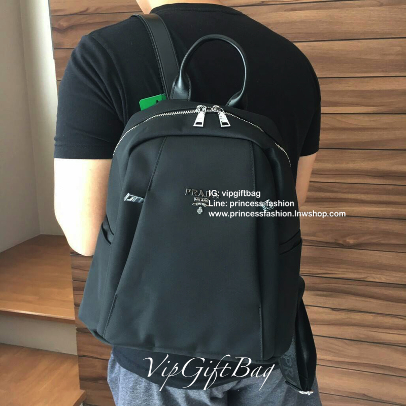ุ่นใหม่พร้อมส่ง NEW!! PRADA NYLON BACKPACK กระเป๋าสะพายเป้ วัสดุทำจาก ผ้าPolyester คุณภาพดี สามารถกันน้ำได้ในระดับนึง เปิดปิดด้วยซิปจุของได้เยอะ สายสะพายหลังลายแบรนด์ สามารถปรับได้ฟรีด้านหน้ามีช่องซิป2ช่องใส่ของได้ ด้านในมีช่องแบ่งสามารถใส่มือถือได้ ใส่เอ