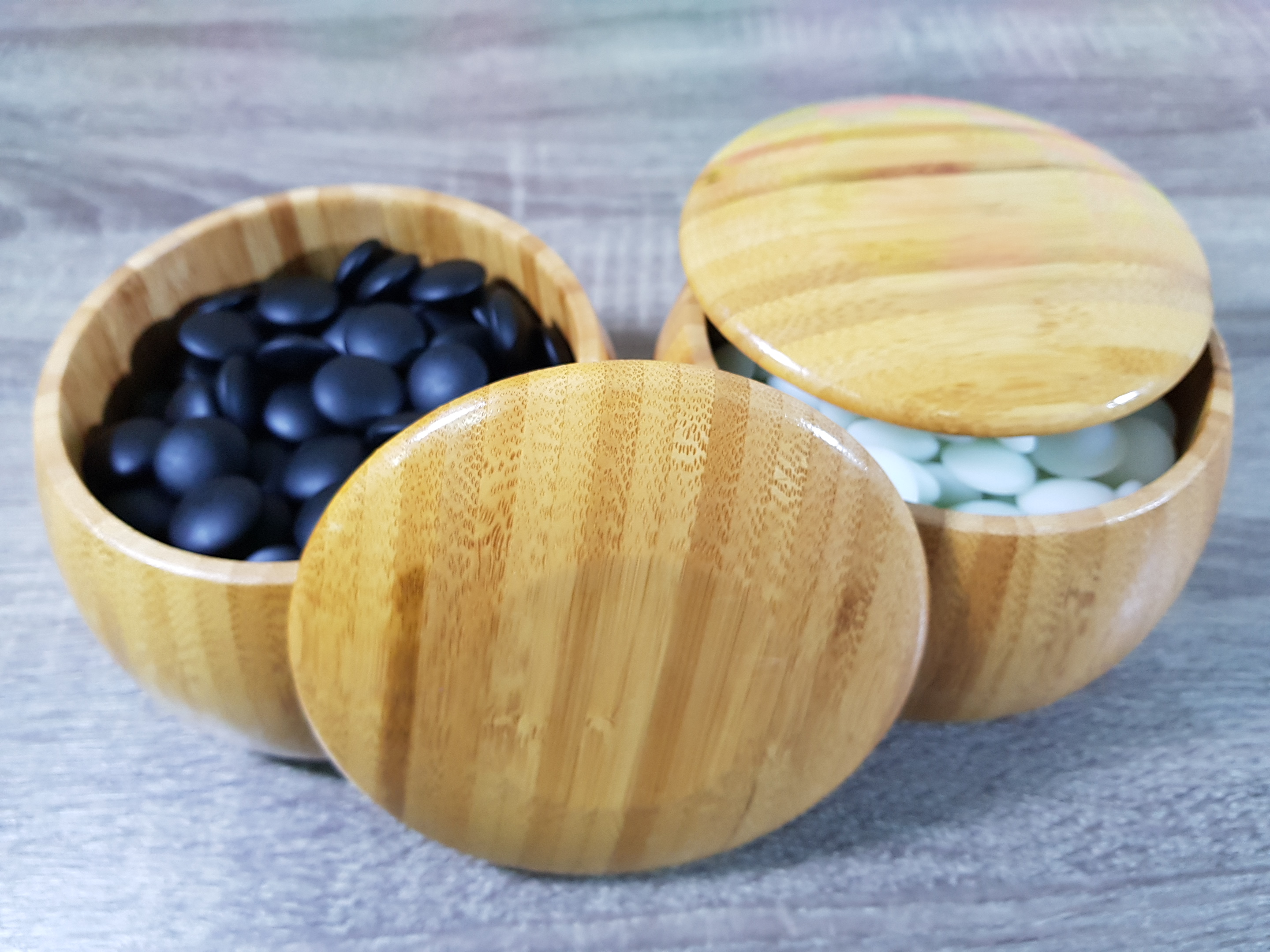 เม็ดหมากล้อมหินแบบนูนสองด้านอย่างดีพร้อมโถไม้ Toreya