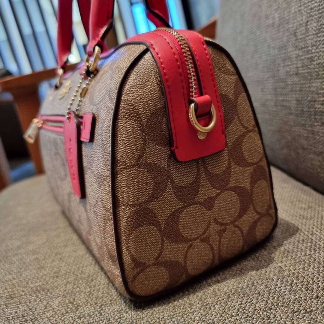 COACH F83607 ROWAN SATCHEL IN SIGNATURE CANVAS กระเป๋าทรงหมอนยอดฮิต คลาสสิคใช้งานได้ไม่มีเบื่อ มาครบสีขายดี ด้วยรูปทรงสวยงาม และใช้งานได้อย่างกระฉับกระเฉง วัสดุหนังแคนวาสเคลือบลาย ทนทาน ภายในโล่งกว้าง มีช่องซิปและแบ่งสัดส่วนได้ลงตัว บอกเลยว่าสาวๆพลาดไม่ได