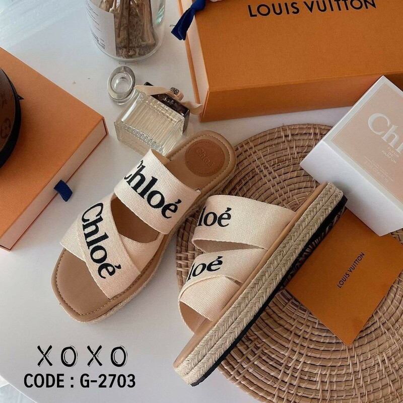 CHLOÉ LOGO SLIDE SANDEL ช่วงนี้ แบรนด์นี้เค้าอินมากคะ แอดบอกไว้เลยไม่มีไม่ได้แล้ว งานสวม ใส่สบาย วัสดุผ้าแคนวาส ตีแบรนด์ไค้วครอสเอ็กซ์ ส้นเสมอ มีส้นเล็กน้อย กำลังใส่สบายไม่เขย่ง น้ำหนักเบา