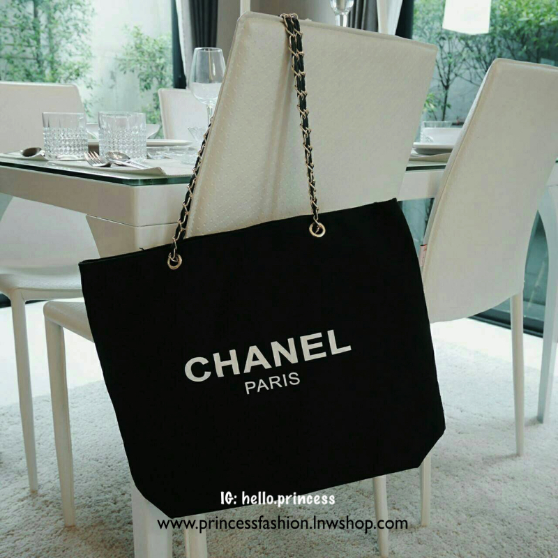 New Arrival!! พร้อมส่งที่ไทย ตามคำเรียกร้อง CHANEL VIP CANVAS TOTE BEAUTY GIFT TOTE CANVAS GOLD HARDWARE CHAIN STRAPS วัสดุทำจากผ้าแคนวาสหนา บุด้วยผ้าซับอีกชั้น ด้านหน้ามีโลโก้แบรนด์ ตรงอะไหล่ปั้มแบรนด์ทุกจุด ตัวสายทำจากโซ่ เรียบ หรู ดูดี ใส่ของได้เยอะมาก