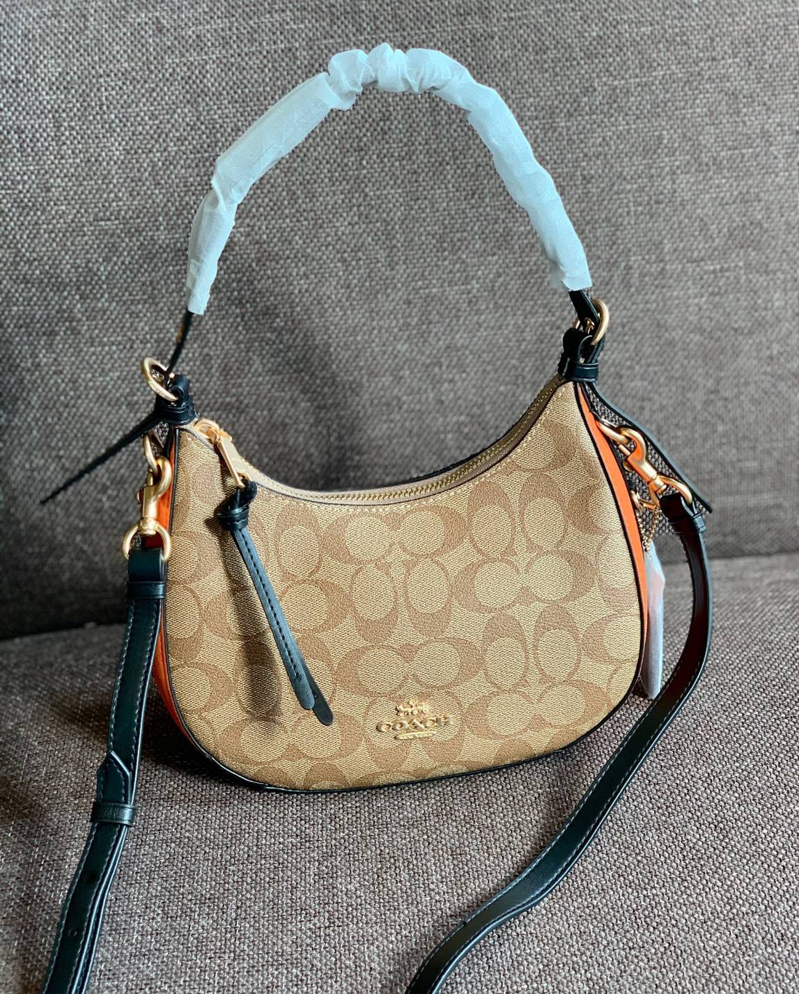 COACH KLEO HOBO BAG ((C7257//C6809//C6807)) พร้อมส่ง คุณภาพเกินเบอร์เลยจ้าา จำนวนจำกัด! กระเป๋าคล้องไหล่หรือสะพายข้างได้ Hobo รุ่นใหม่ล่าสุด ดีไซด์รูปทรงให้ดูเรียลขึ้น หนังแท้นิ่มสวย เปิดปิดกระเป๋าแบบซิปมีหนังห้อยลงมา ภายในกระเป๋าสามารถใส่กระเป๋าเงินใบยาว