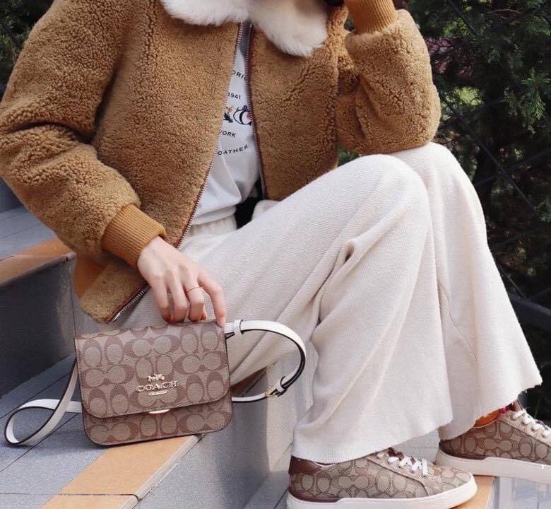 COACH MINI BRYNN CROSSBODY IN SIGNATURE CANVAS (COACH C5592)🍁สวยหรูหรา น่ารัก ด้วยลุคคุณหนู เกินเบอร์มาก!!//กระเป๋าถือ กระเป๋าสะพาย ลุคเก๋ ไซร์มินิ จะถือเป็นครัชแบบเลิศๆ หรือสะพายเป็นครอสบอดี้สุดชิลๆก็รอด// วัสดุหนังแคนวาสคุณภาพ ตกแต่งดีเทลหรูด้วย