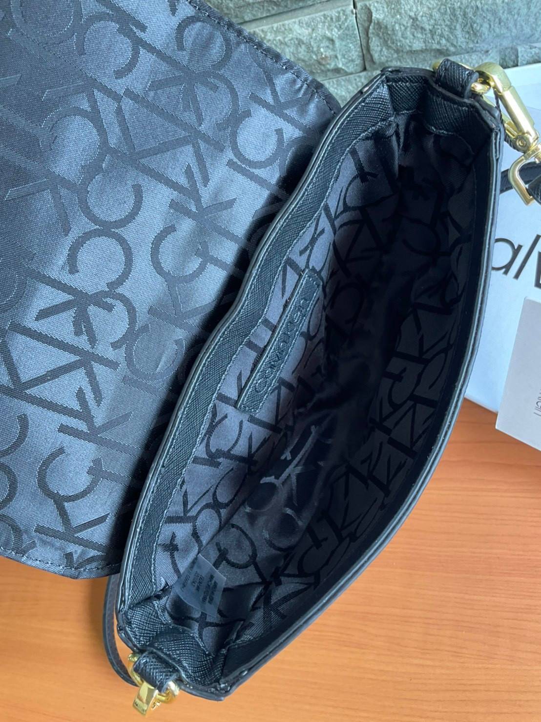 ของแท้ 💯% Calvin Klein Monogram Crossbody Bag กระเป๋าสะพายทรงครอสบอดี้ กระเป๋าคลัทช์ ทรงครึ่งวงกลม ขนาดน่ารัก ลายโมโนแกรมรอบใบ