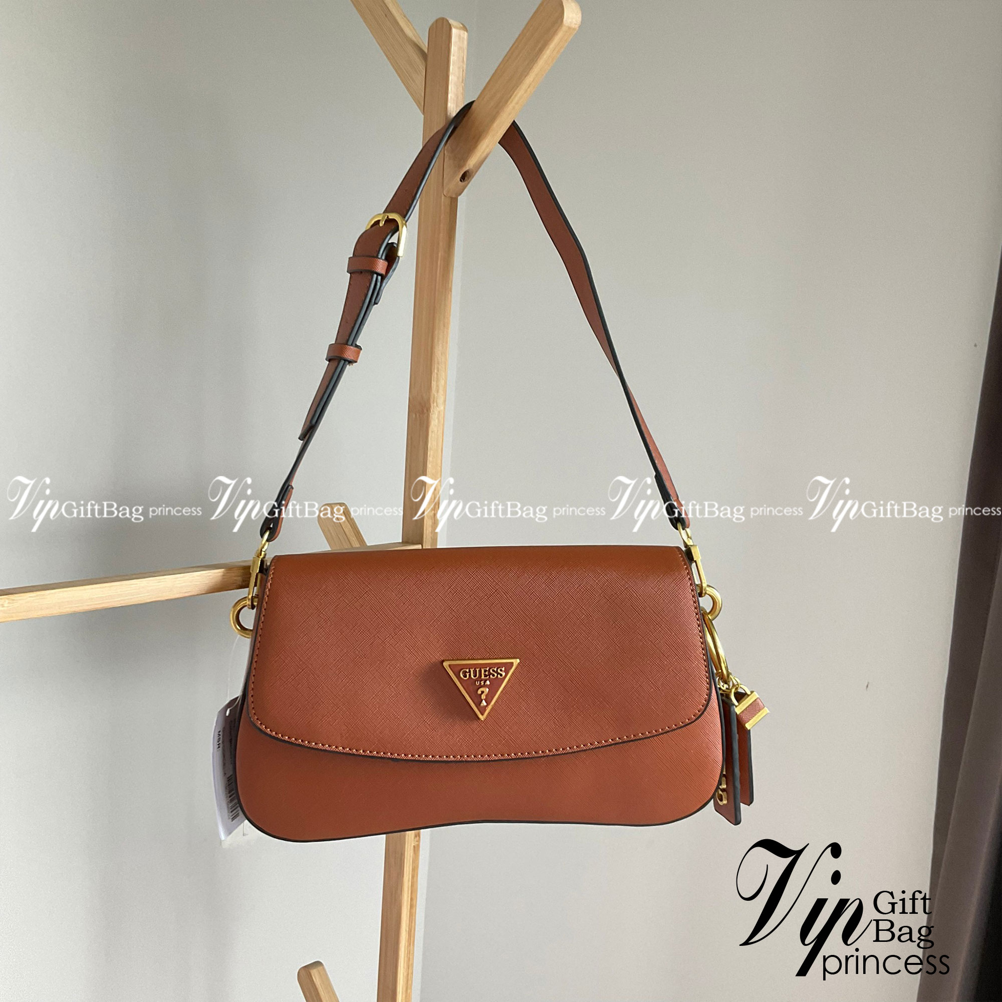 GUESS COLDELIA LOGO FLAP BAG กระเป๋าสะพายไหล่ หนังสวยหรู พิมพ์ลาย อะไหล่ทอง เปิดปิดด้วยกระดุมแม่เหล็ก มีช่องเล็กด้านหน้าหนึ่งช่อง ด้านในใส่กระเป๋าสตางค์ยาว มือถือได้ทุกรุ่น พร้อมช่องซิปแยกให้ มาพร้อมสายสะพายไหล่ปรับและถอดได้ ไอเท็มล่าสุดใบนี้ต้องมีนะคะ