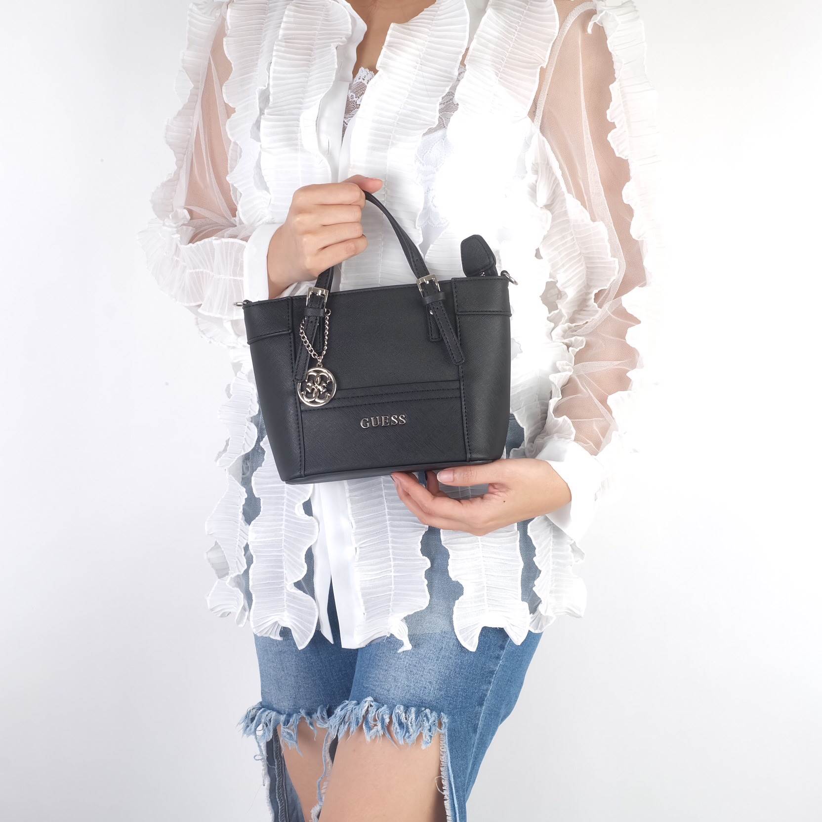 ได้กระเป๋า รุ่นหายาก ทรงสวย จากแบรนด์ Guess มาฝากคะ ใบนี้ ทรงมินิ size 8 นิ้ว กระลังน่ารักเลยคะ หนัง saffiano อย่างดี มีพวงกุญแจแบรนด์ ห้อย เข้า set ภายในมี ช่องเก็บของจุกจิก ห้ามพลาดเลยคะ สวย