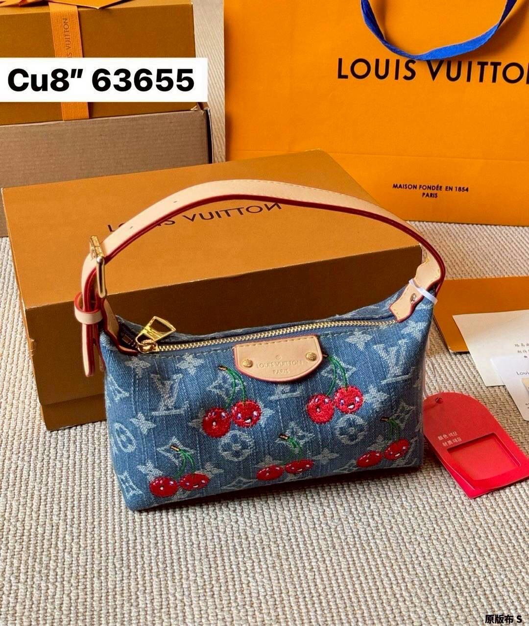 LV Hills Pochette Monogram cherry denim 20cm กระเป๋าถือดีไซน์สวยอัพลุคไฮน์ ถือหรือคล้องไหล่ได้สวยและโดดเด่นมีชีวิตชีวา ด้วยเดนิมวินเทจปักลายเชอร์รี่สีสันสดใสสะดุดตาสะท้อนสไตล์ไอคอนิก