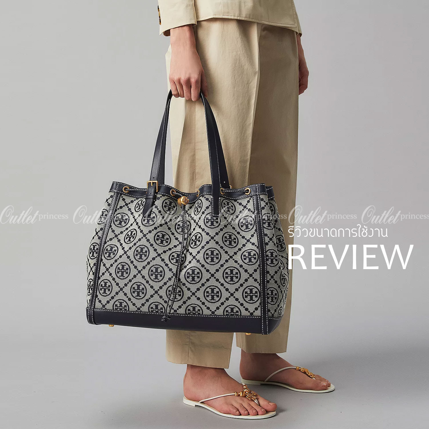 ใบใหญ่ TORY BURCH T MONOGRAM LARGE JACQUARD TOTE BAG กระเป๋าถือหรือสะพายรุ่นล่าสุดดีไซน์ยอดนิยมจาก TORY BURCH FACTORY OUTLET วัสดุ Woven Jacquard & Leather ทอลาย Jacquard Singnature แบรนด์รอบใบสวยอยู่ทรงเป็นเอกลักษณ์ เปิดปิดแบบ Drawstring ขนาดใหญ่มาก กว้า