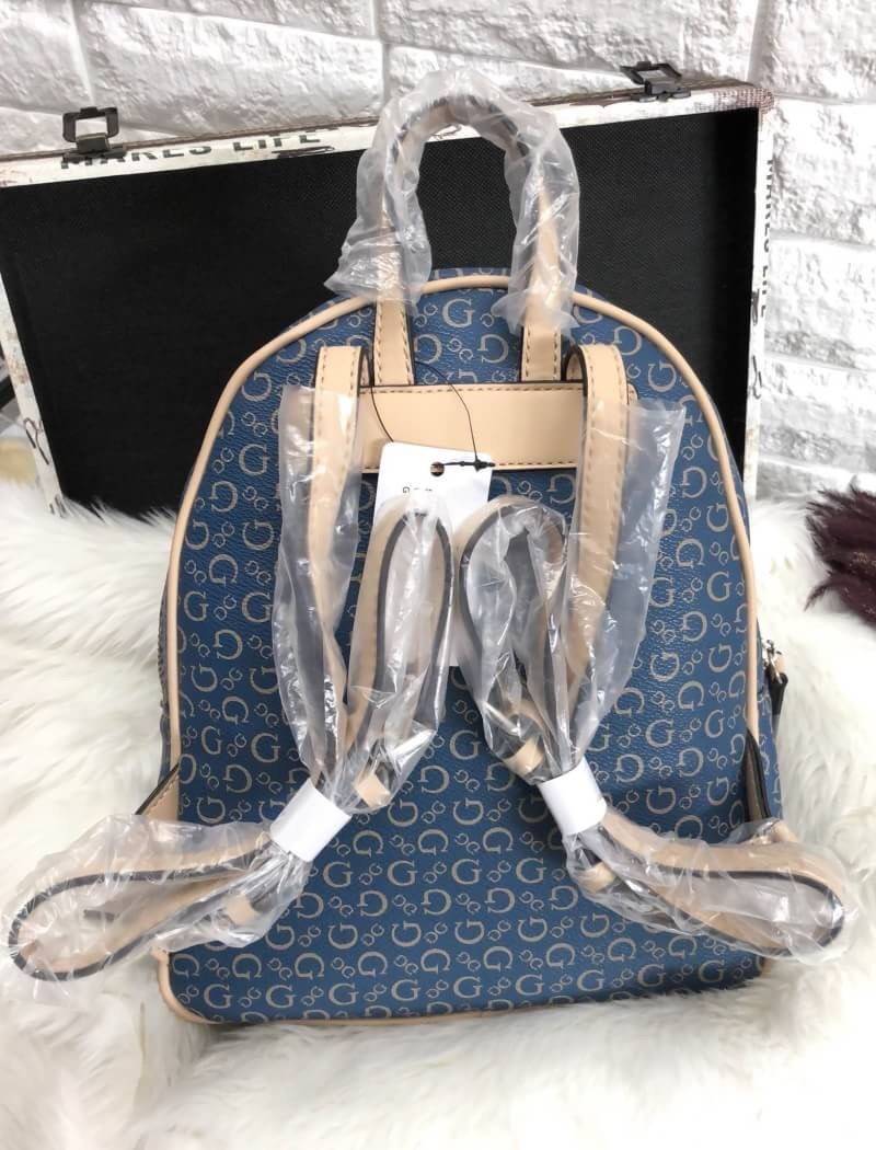 New arrival GUESS WOMEN’S CURRAN BACKPACK ONE SIZE HANDBAG พร้อมส่ง!!!! กระเป๋าสะพายหลัง Lining+Polyester 100% หนังนิ่ม น้ำหนักเบา ด้านหน้าติดโลโก้แบรนด์ ปักลายดอก มีชีองซิปหน้าหนึ่งช่อง เปิดปิดช่องหลักแบบซิป ภายในช่องโล่ง กว้าง มีช่องโล่งและช่องเล็กใส่ขอ