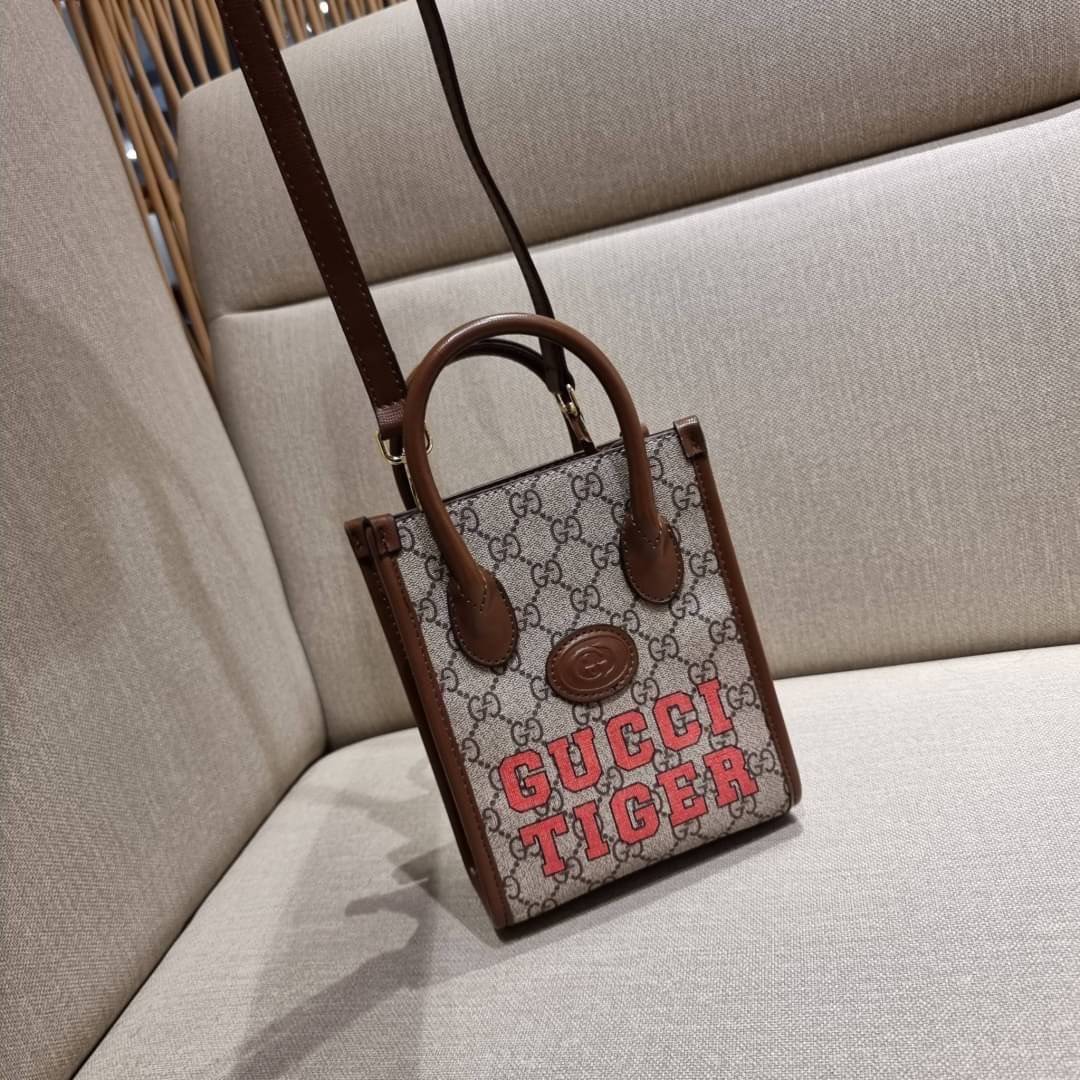 GUCCI Tiger GG mini tote bag ไซส์มินิ ร้อนแรงไฟลุก!! ต้อนรับปีเสืออย่างเป็นทางการ จัดให้แบบเลิศๆ กับกระเป๋าทรงโท้ท วีไอพีพรีเมี่ยมกิ๊ฟ ไซส์มินิ โดดเด่นด้วยฟอนท์ตัวใหญ่ สวยเอกลักษณ์ วัสดุหนังแคนวาสตัดขอบด้วยหนังแท้ ภายในเป็นช่องโล่ง ใส่ของจุกจิกได้ ใส่โทรศ