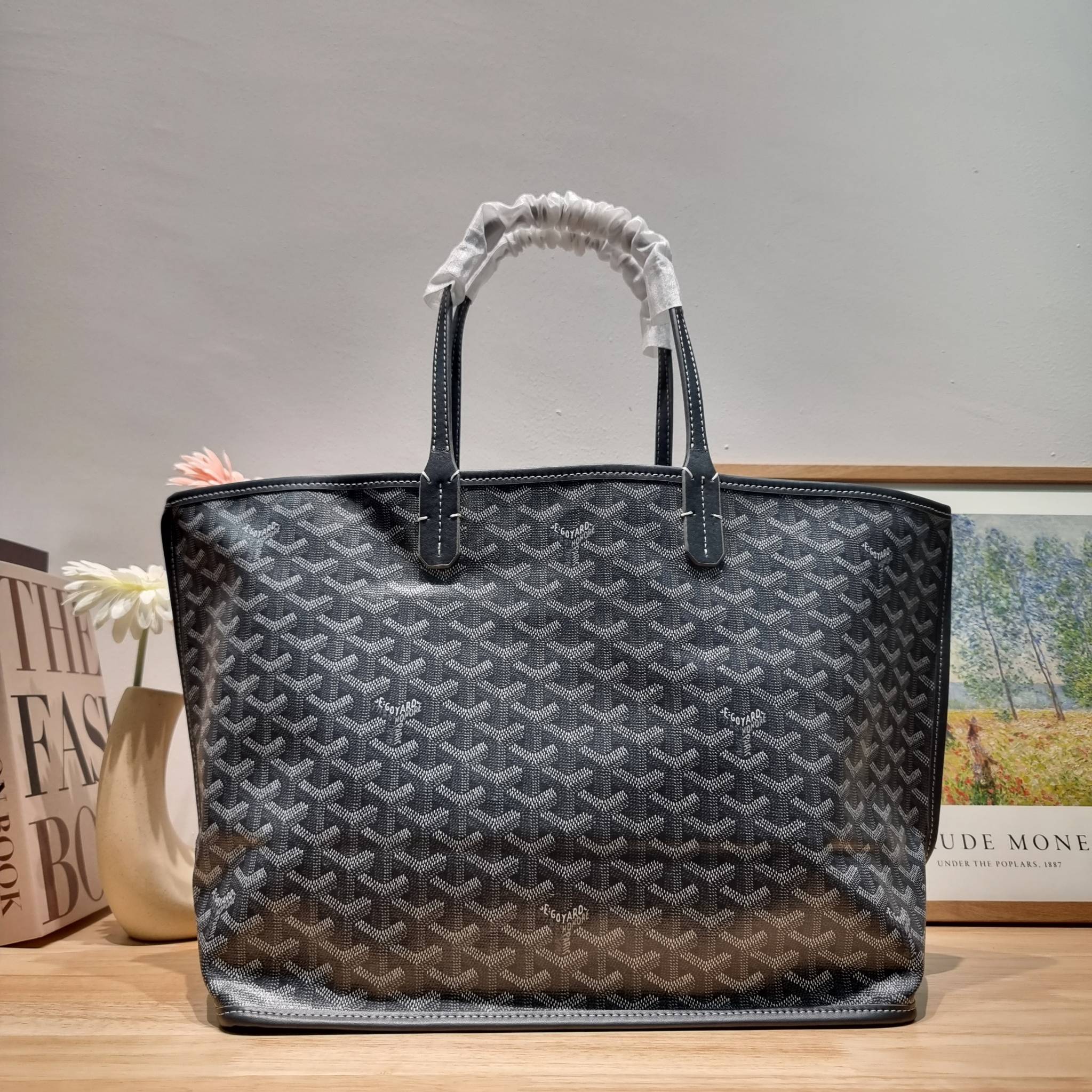 GOYARD ANJOU REVERSIBLE TOTE กระเป๋าสะพายทรงโท้ท ใบใหญ่จุใจ!! กลับด้านใช้ได้ทั้ง 2 ด้าน มาครบสีขายดี เลิศทุกสี รูปทรงคลาสสิค ดีไซน์เป็นเอกลักษณ์ ใช้งานได้หลากหลาย สามารถกลับด้านใช้ได้แบบไม่มีเบื่อ วัสดุหนังแคนวาสพิมพ์ลายสวยคม