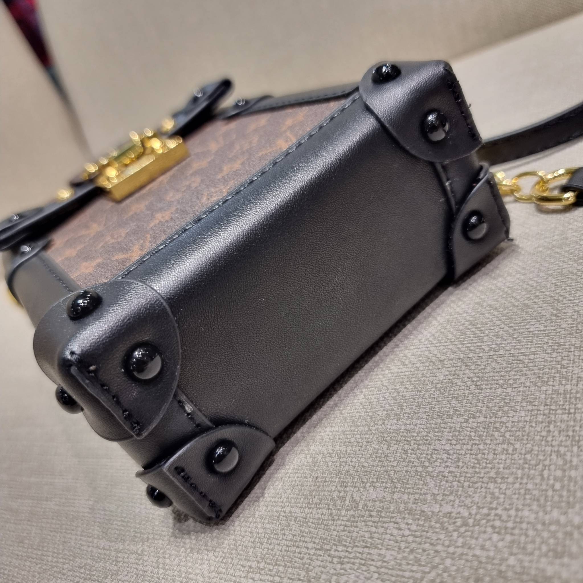 VIP 🥂 LV VERTICAL TRUNK POCHETTE ฮิตไอเท็มที่ใครๆก็อยากครอบครอง กระเป๋าทรงทรังค์ ยูนิเซ็กส์ที่ใช้ได้ทั้งชายและหญิง ด้วยดีไซน์คลาสสิคแฝงดีเทลความเป็นผู้ดี ทำให้ใบนี้ดูโดดเด่นและเป็นเอกลักษณ์ วัสดุหนังแคนวาสสลับหนังแท้ เปิด-ปิดด้วยอะไหล่แบบกดล็อค แน