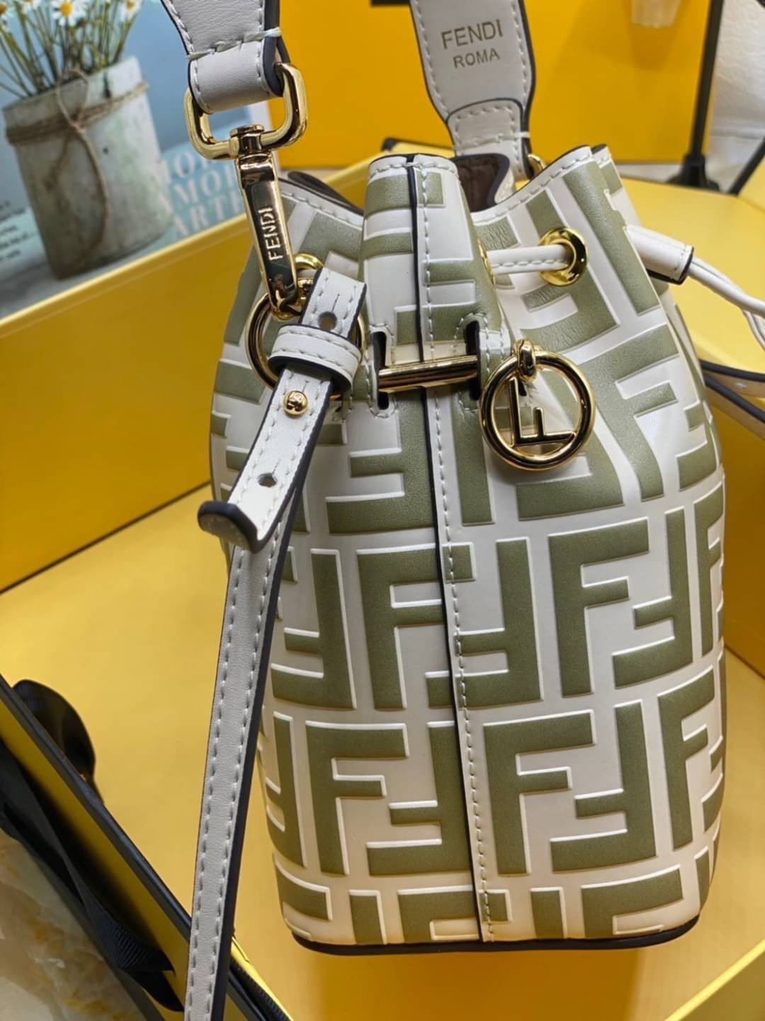 Ori Fendi MonTresor mini Bucket Bag 12cm กระเป๋าถือหรือสะพายข้าง วัสดุหนังแท้ทรงขนมจีบ ลายแบรนด์ อะไหล่ทองหรูหรา จุของได้เยอะ ตั้งอยู่ทรง ด้านในโล่ง มี2สาย สายสั้น+ยาว ถอดสายได้ Crossbody ได้ สายยาวปรับระดับได้ คุ้มสุดๆ ใบนี้ไม่ควรพลาดค่ะ ดาราเซเลปใช้กันเ