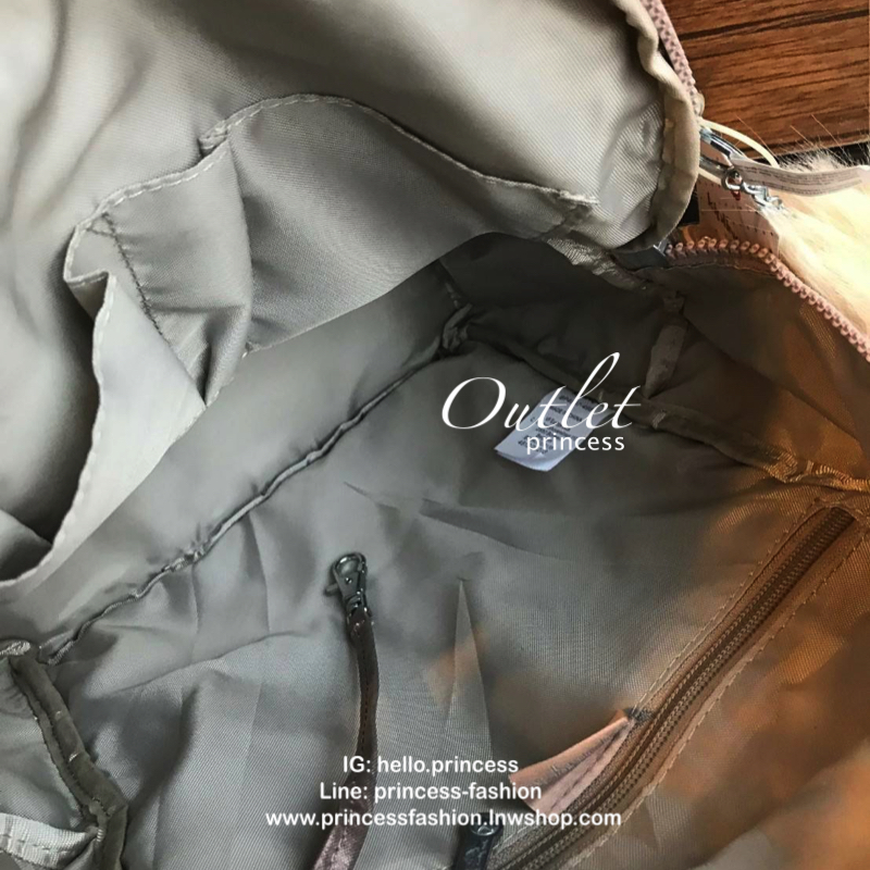 Kipling Matta Small Metallic Backpack กระเป๋าเป้ขนาดกำลังดี วัสดุไนล่อนเคลือบกันน้ำ มีน้ำหนักเบา มีช่องเก็บของหลายช่อง แบ่งเป็นช่องด้านหน้า 2 ช่องและด้านข้างอีก 2 ช่อง ช่องใหญ่ปิดเปิดด้วยซิปคู่ภายในมีช่องซิป ช่องใส่ของจุกจิกและสายห้อยพวงกุญแจ ด้านหน้าประด