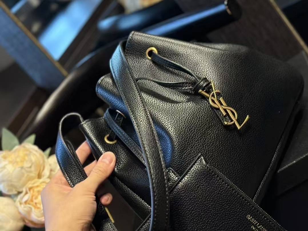 YSL PARIS VII flat hobo bag / YSL Bucket Bag กระเป๋าสะพายทรงโฮโบบัคเก็ต งานหนังเต็มใบ ฟังก์ชั่นสุดเลิศพร้อมเชือกรูด ดีไซน์รูปทรงใช้งานง่าย -- [รับตัวแทนกระเป๋า]