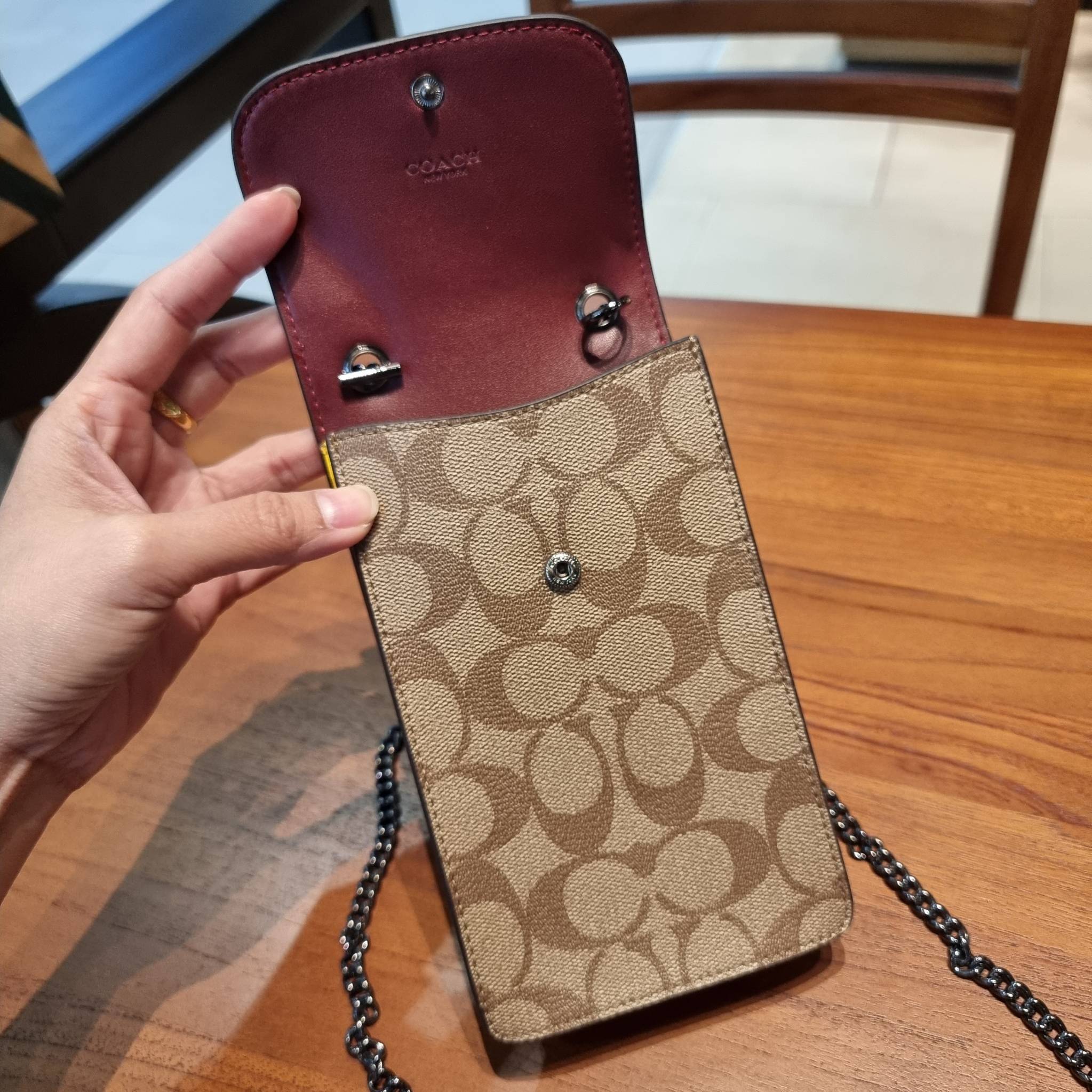 COACH F73486 NORTH/SOUTH PHONE CROSSBODY IN SIGNATURE CANVAS WITH FRUIT 🍒🍓🍋 แจกความสดใสกันอีกครั้ง!! กับกระเป๋าสะพายเอนกประสงค์ Case phone ใส่โทรศัพท์มือถือได้ทุกรุ่น ดีไซน์ลายผลไม้ฉ่ำๆ สวยมีเสน่ห์ 💖 วัสดุหนังแคนวาสคุณภาพ ฝ