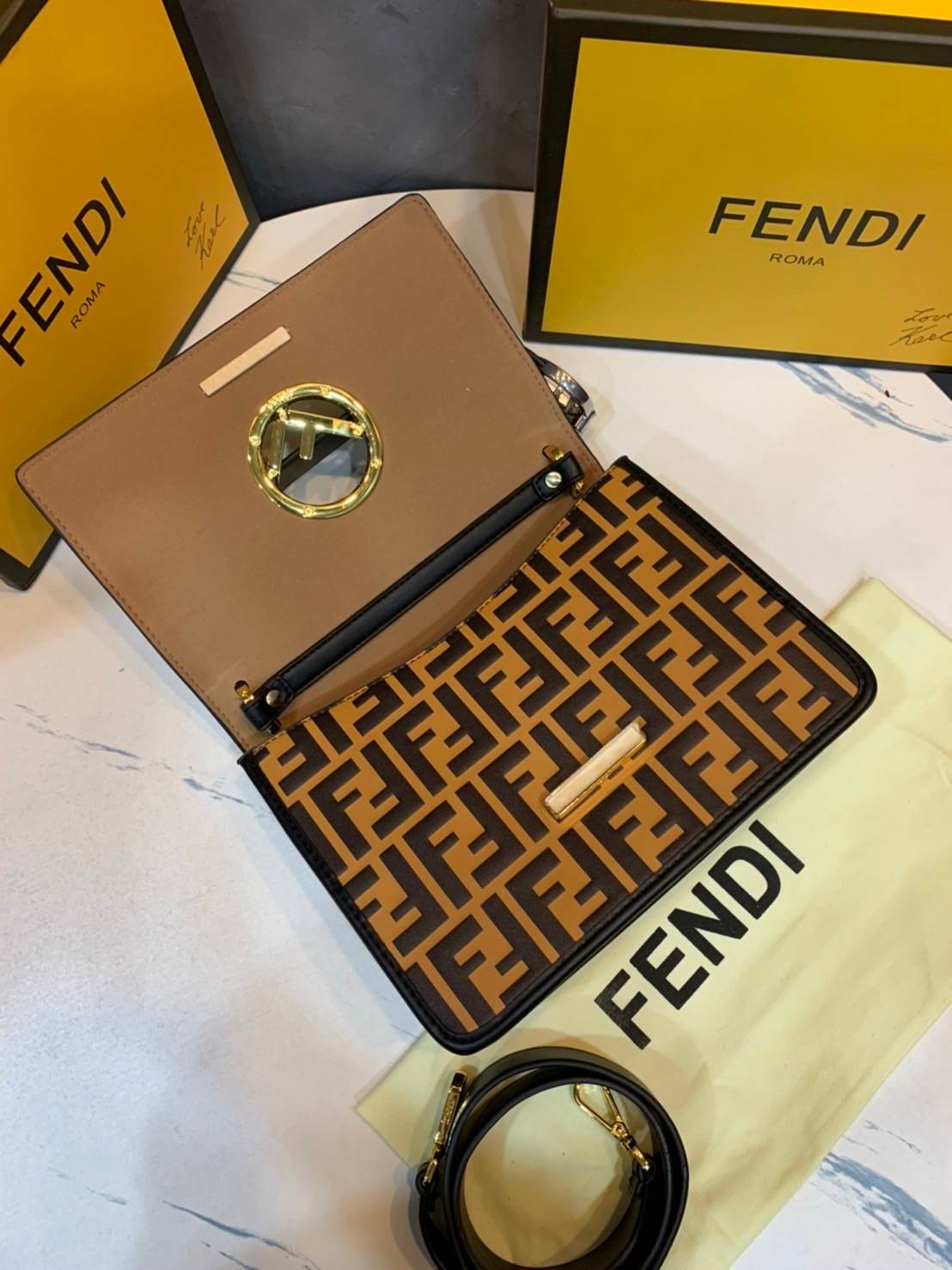 FENDI KAN leather bag เกรดออริจินอล ด้วยสีและลวดลายคลาสสิกตามแบบแบรนด์ เข้าได้กับสาวๆ ทุกสไตล์ บ่งบอกความเป็น FF ได้อย่างสมบูรณ์แบบ โทนสีแมตช์กับเสื้อผ้าได้ง่าย เสริมลุคสาวมั่นก็ลงตัว หรือเปลี่ยนมาติดสายสะพายยาวเพื่อสะพายคาดลำตัวก็ได้ความชิลและคล่องตัวไปอ