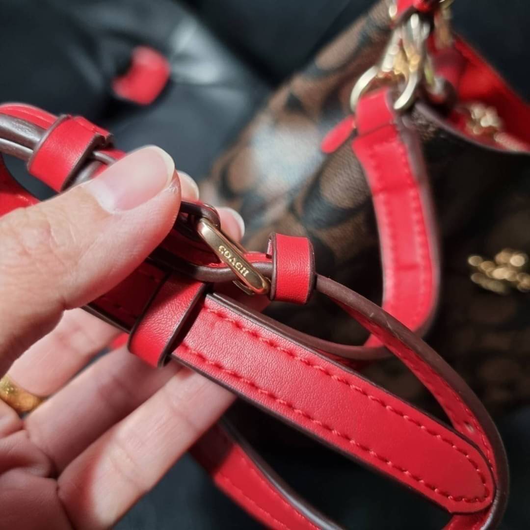 COACH 2312 SMALL TOWN BUCKET BAG IN SIGNATURE CANVAS รุ่นยอดนิยมใบเล็กมาครบสีแล้วจ้า กระเป๋าทรงบัคเก็ต สีผู้ดี๊ผู้ดี ตัวกระเป๋าดีไซน์คลาสสิคลายซี ดูโดดเด่น วัสดุหนังแคนวาสเคลือบลาย สวยคมทุกมุมจริงๆ!! เปิด-ปิดด้วยกระดุมแม่เหล็กทั้ง 2 ฝั่ง ภายในเป็นช่องโล่ง