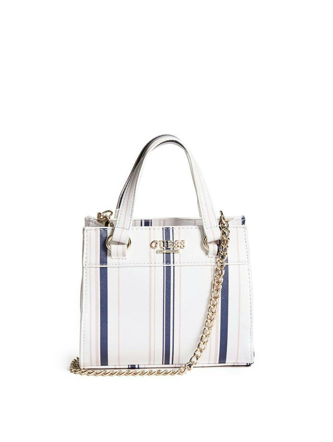 GUESS TAYLOR MINI SATCHEL CROSSBODY BAG กระเป๋าสะพายใบเล็ก สไตล์ สวยหรู คุณหนู ไฮโซ น่ารักมากๆ วัสดุหนังpu เย็บลายตาราง หนังนิ่ม จับนุ่มมือ และ ลายทาง หนัง saffiano ตั้งอยู่ทรง แบบน่ารักไม่ซ้ำใคร ด้านหน้าประดับโลโก้แบรนด์ อะไหล่ทอง มาพร้อมสายโซ่ ถอดออกได้