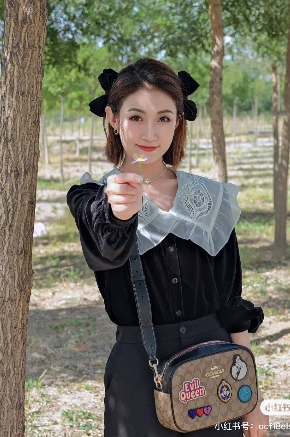 Coach Disney X Coach Jamie Camera Bag In Signature Canvas With Patches CC151 คอลใหม่ เอาใจสายยัยตัวร้าย ดีไซน์รวมเหล่าตัวแสบจากดิสนีย์ กับกระเป๋าสะพายข้าง สวยอยู่ทรง โดดเด่นด้วยลวดลายบนผืนหนัง วัสดุหนังแคนวาสตัดสลับหนังแท้ เปิด-ปิดด้วยซิป ใช้งานง่าย ดูผู้