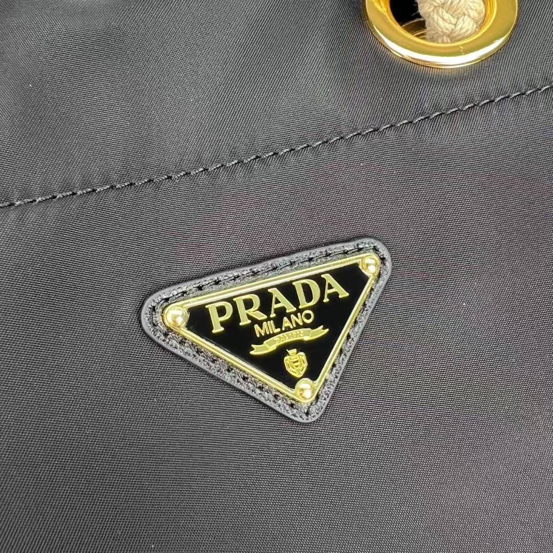 Prada Mariner Re-Nylon small bucket bag กระเป๋าทรงบคเก็ตผ้าไนลอน รุ่นใหม่ โดดเด่นด้วยสายสะพายเป็นเชือก แรงบันดาลใจจากสไตล์การเดินเรืออันเหนือกาลเวลา