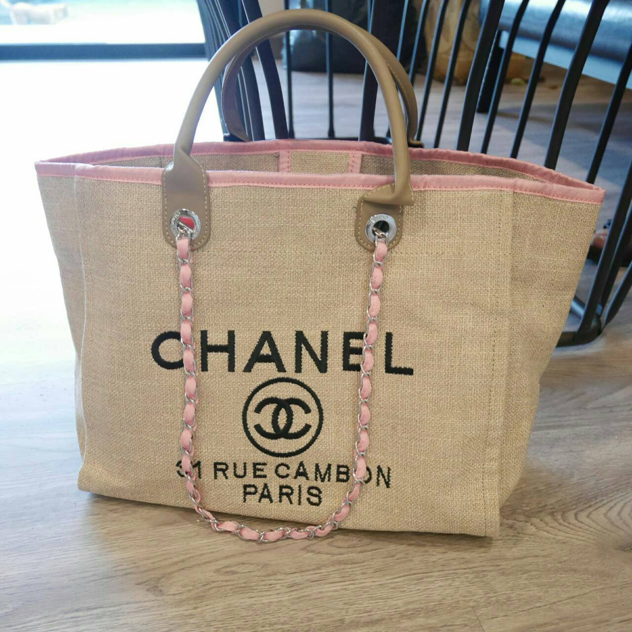 ถามกันมาเยอะมาก จัดมาให้สาวๆละค้า กับ Chanel Canvas tote bag ในรุปแบบของงาน premium gift จากแบรนด์ Chanel กระเป๋าสะพายเนื้อ canvas หนา มีซับในอย่างดี ด้านหน้าปักโลโก้แบรนด์สุดหรู หูหิ้วมี 2 แบบน้า คือ แบบสายหนัง และสายโซ่ (สามารถถอดออกได้คะ) จุของได้เยอะม