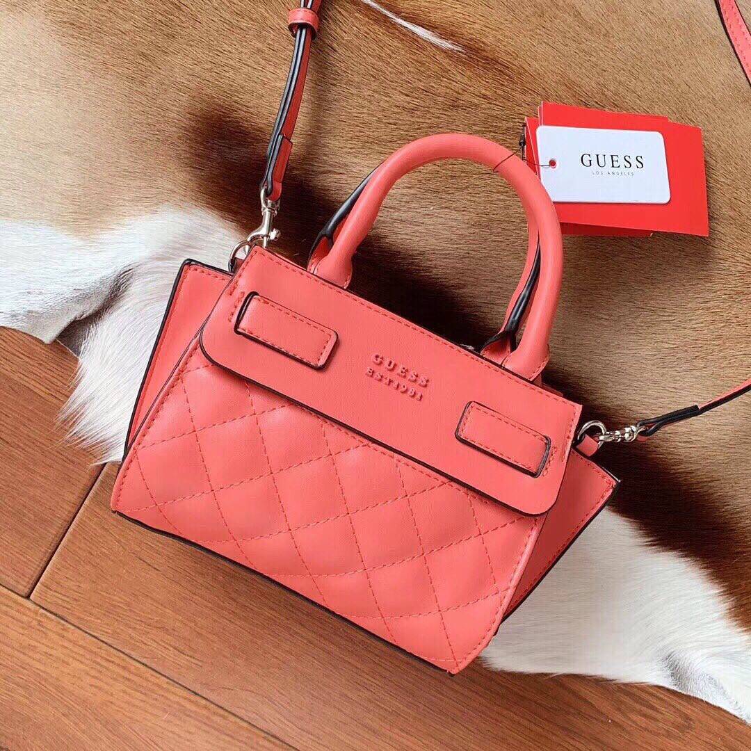 GUESS ELLIANA QUILTED MINI SATCHEL BAG กระเป๋าสะพายรุ่นยอดนิยม วัสดุ PU คุณภาพดี นิ่ม น้ำหนักเบาด้านหน้าประดับด้วยโลโก้แบรนด์สุดหรู เปิดปิดกระเป๋าด้วยซิปสะดวกใช้ ด้านในกว้างมีช่องซิปสำหรับใส่ของ ใส่มือถือได้ทุกรุ่น ซับในลายแบรนด์ สายสะพายหนังเลื่อนปรับระด