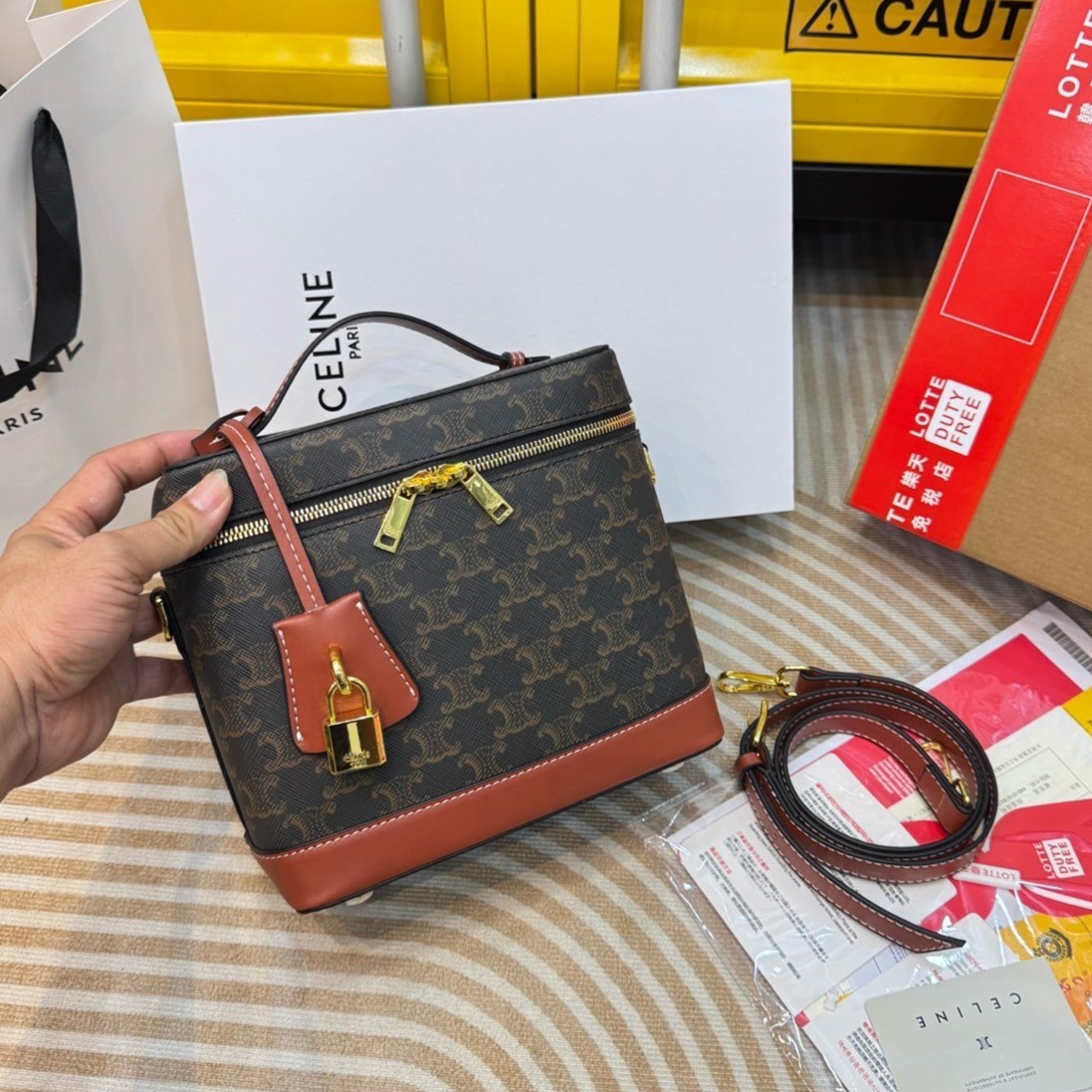 CELINE VANITY BAG พลาดไม่ได้เลยกับคอลสุดคิ้ว กับกระเป๋าถือ/สะพายได้ทรงกล่อง ใช้สะพายได้ทุกวันอย่างคล่องตัวดีไซน์ใหม่สวยลาสสิค