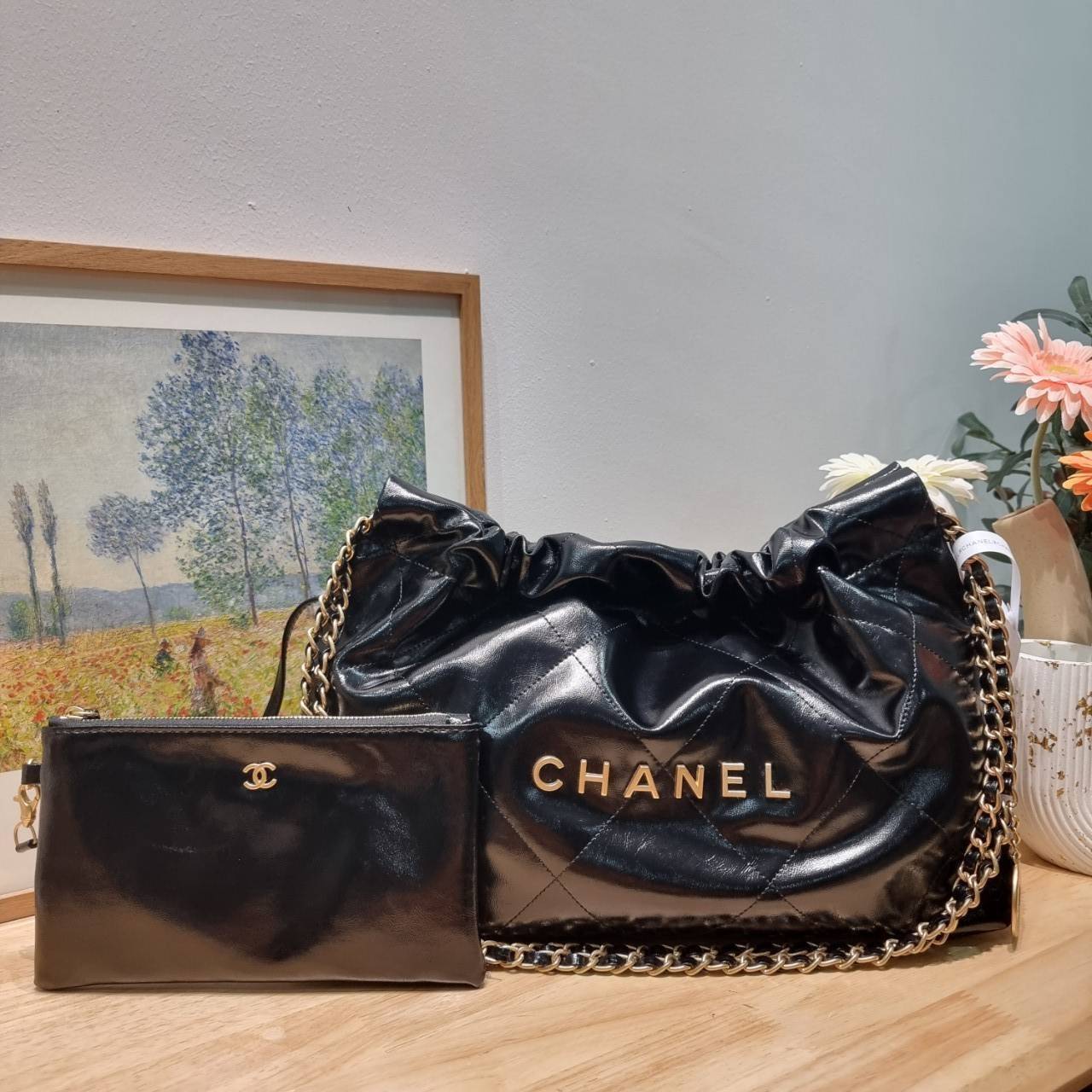 Chanel 22 horizontal bag แรงเกินต้านที่สุดกับไอเท็มนี้ ที่สาวๆหรือใครๆก็ต้องมี มาในไซส์ใหญ่ รูปทรงใช้ง่ายขึ้น แต่ยังจุได้หนักๆเหมือนเดิม ดูหรูหรา เกินเรื่องที่สุด
