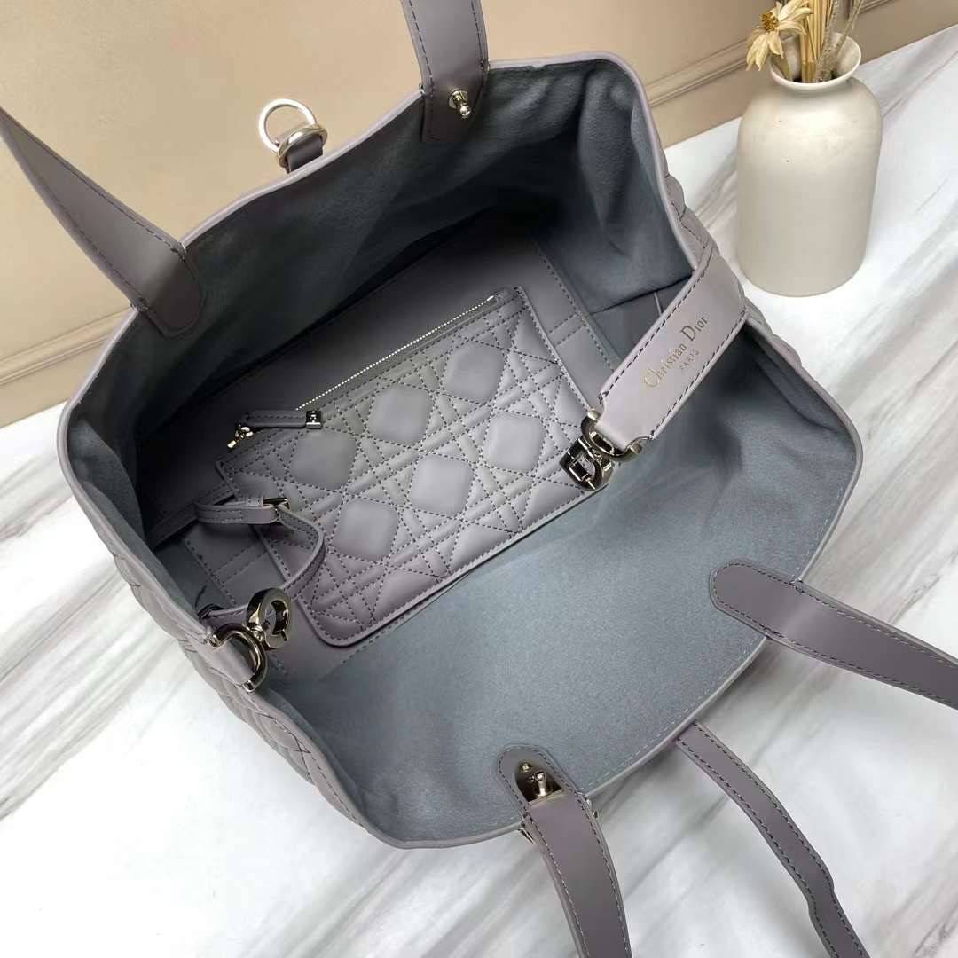MEDIUM 30cm DIOR TOUJOURS BAG Macrocannage Calfskin / DIOR Tote Bag ออริ 1:1 พร้อมส่ง 5 สี กระเป๋าสะพายทรงโท้ท จุของได้เต็มที่ รูปทรงคลาสสิค หนังสวย หรูหราเกินราคา