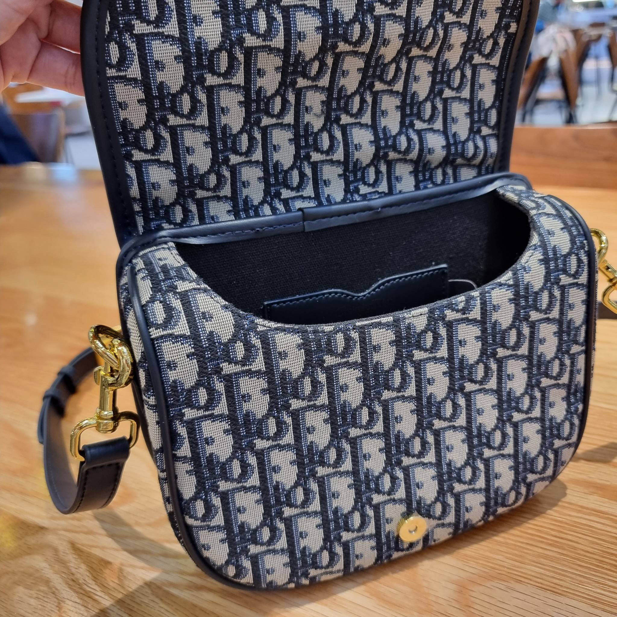 DIOR CD MEDIUM BOBBY BAG กระเป๋าสะพายข้างพรีเมี่ยมกิ๊ฟทรงสวย ดีไซน์ย้อนยุค เป็นเอกลักษณ์ไม่เหมือนใคร เปิด-ปิดด้วยกระดุมแม่เหล็ก ใช้งานง่าย อะไหล่ทองดูหรู ภายในเป็นช่องโล่ง มาพร้อมสายสะพาย crossbody ถอดออกได้ ปรับได้ จะถือเป็นคลัทช์ออกงานก็ได้ สะพายไปทำงาน