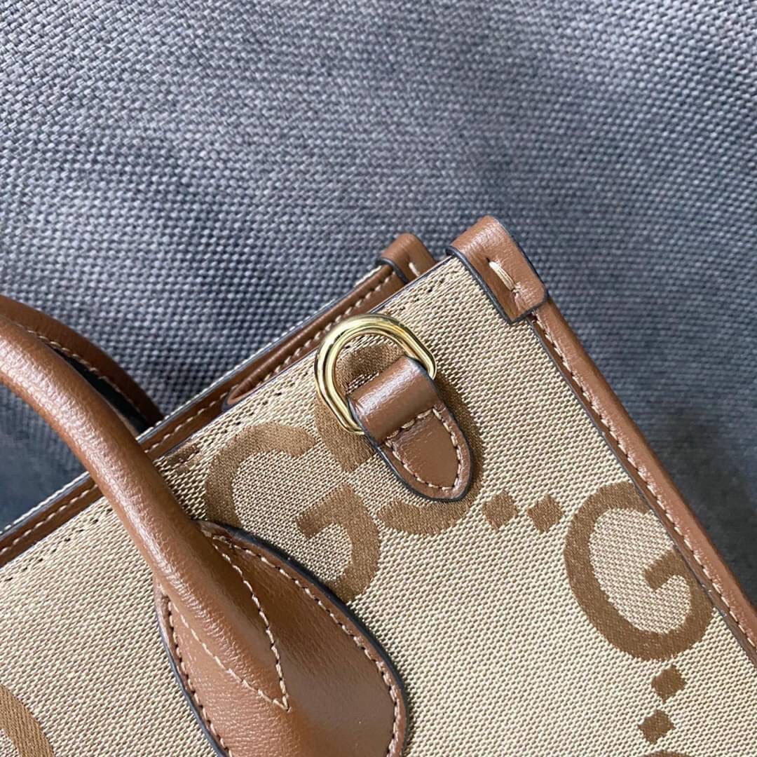 Gucci Jumbo GG tote bag / GG Shopping Bag พร้อมส่งที่ไทย ภาพสินค้าถ่ายจากงานจริง ใช้งานต่างประเทศได้ กระเป๋าไซส์ใหญ่ โดดเด่นด้วยจัมโบ้ฟอนท์ สวยเอกลักษณ์ วัสดุหนังแคนวาส ภายในโล่งกว้างมาก ใส่ของแบบแน่นๆ จุๆไปได้เลย หมดห่วง!! และยังมีสายครอสบอดี้มาให้ จะสะพ