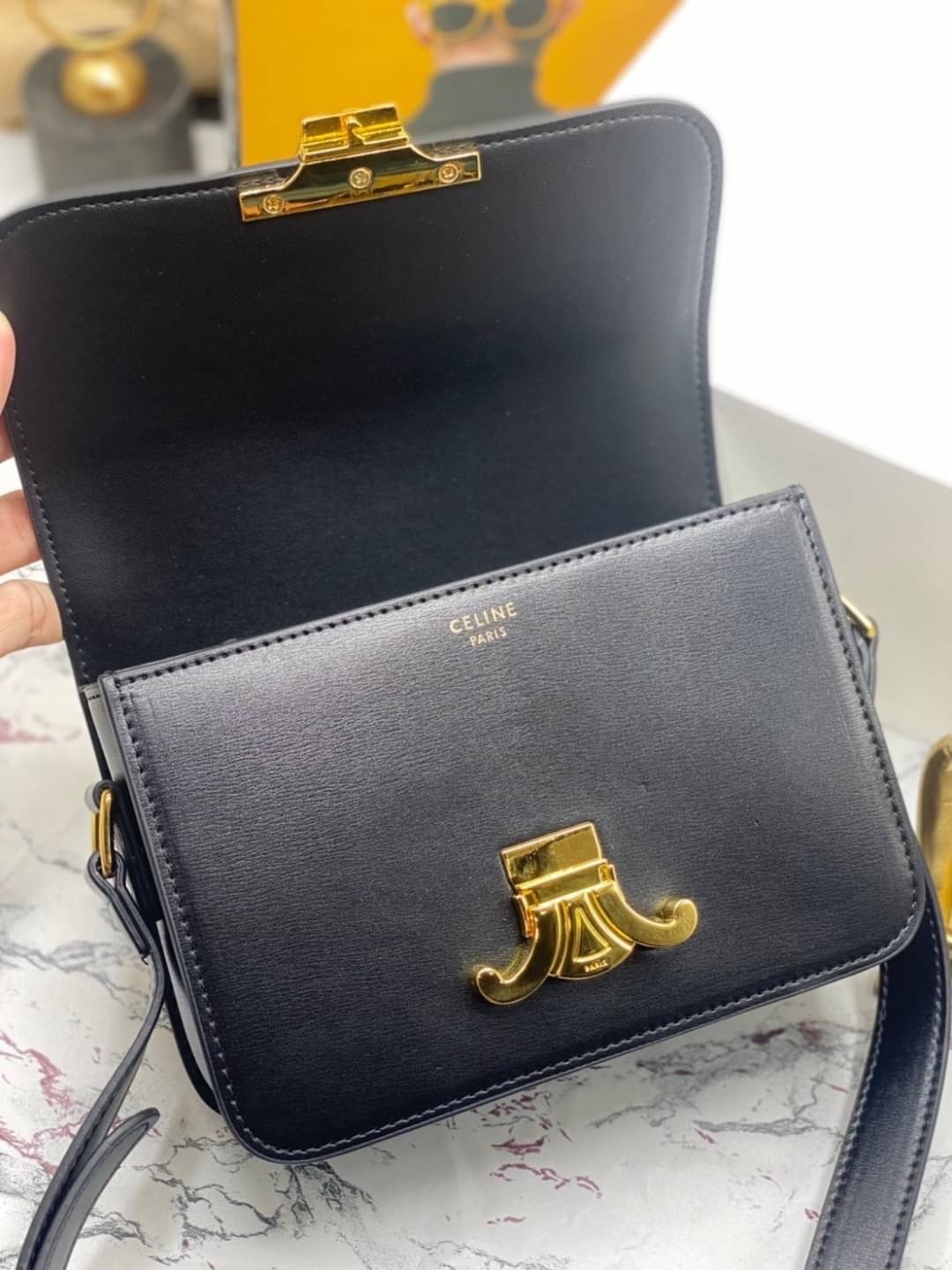 CELINE TRIOMPHE CROSSBODY BAG / CELINE TEEN ดีไซน์ยอดนิยมสไตล์ LISA ทรงสี่เหลี่ยมหนังสวยหรูอยู่ทรงเปิดปิดด้วยฝาปิดโลโก้แบรนด์อะไหล่ทอง ภายในมีช่องหลัก ช่องย่อย และช่องซิป สามารถใส่มือถือของใช้จุกจิกได้เยอะ มาพร้อมสายสะพายหนังยาวปรับระดับได้ จะสะพายไหล่ CR