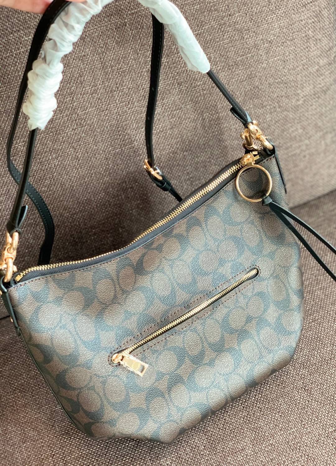 OUTLET 】ปรับราคาลง ได้ไปไม่ผิดหวังแน่นอนจ้าา💥 Coach Pebble Leather Small Skylar Hobo Shoulder Bag((90738)) พร้อมส่งที่ไทย ล่าสุด! กระเป๋าหิ้ว//สะพายข้างได้ ทรงน่ารัก ละมุน หนังแท้ หนังนิ่มมือดีมาก หลงรักแน่นอนค่าา! เปิดปิดกระเป๋าแบบซิปมีพู่ห้อย ใช